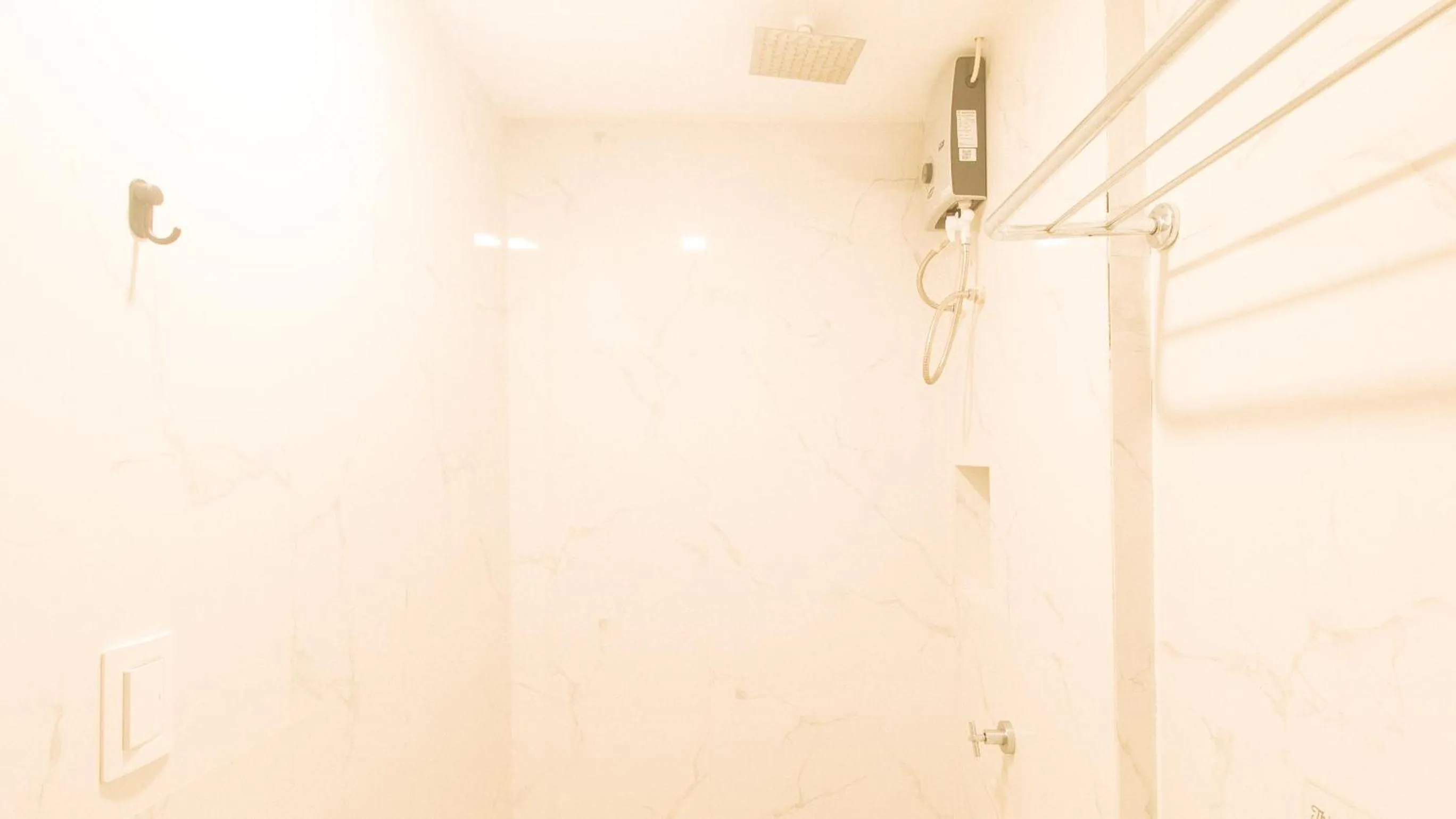 Shower in RedDoorz Plus at Seventy Five Inn Near Manila Airport