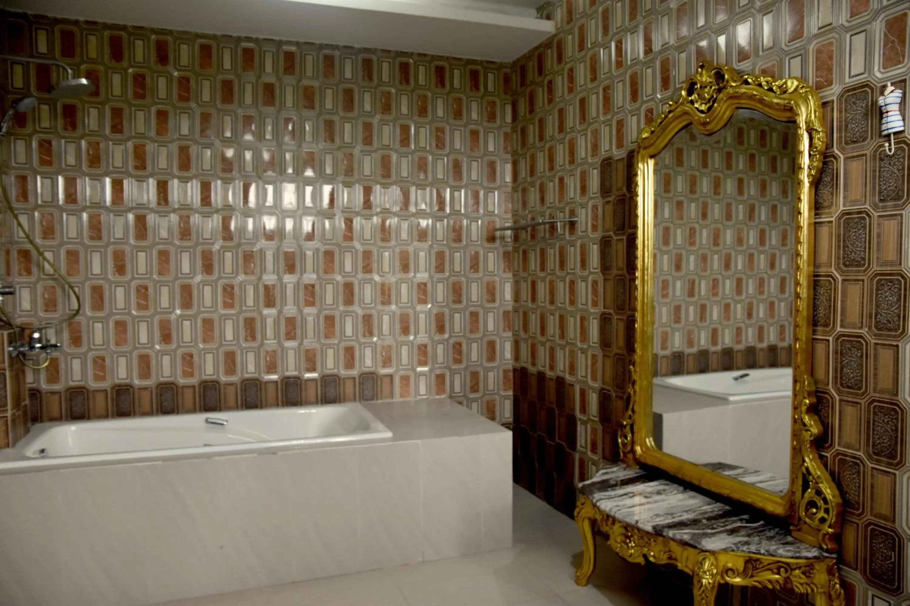 Shower in Isla De Oro Hotel