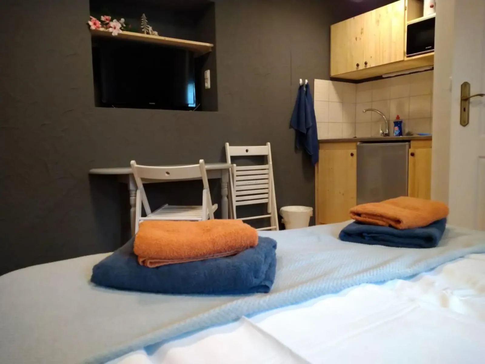 Seating area, Bed in Hotel Garni Forsthaus Ruhpolding