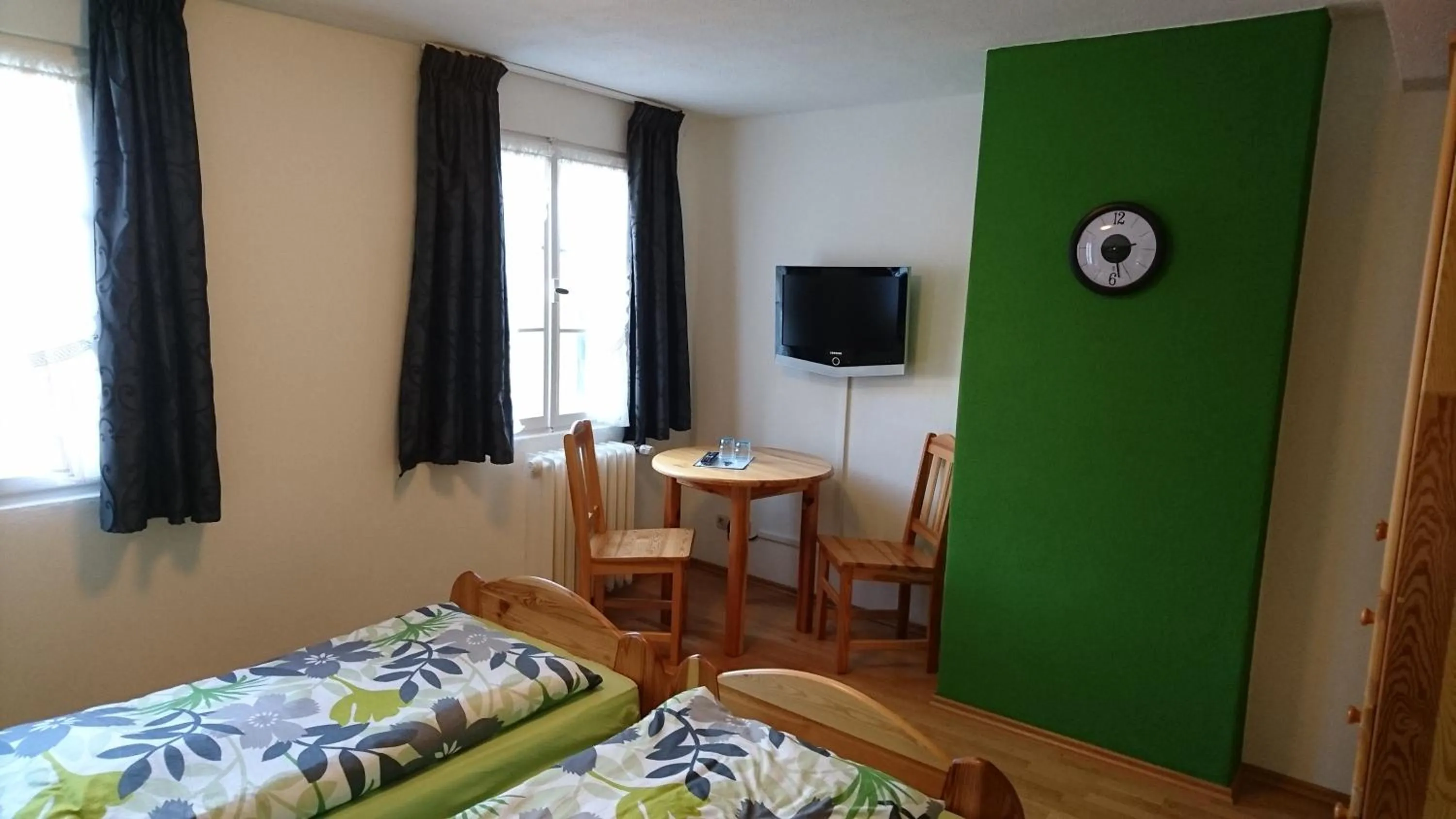 Living room, Bed in Hotel Garni Forsthaus Ruhpolding