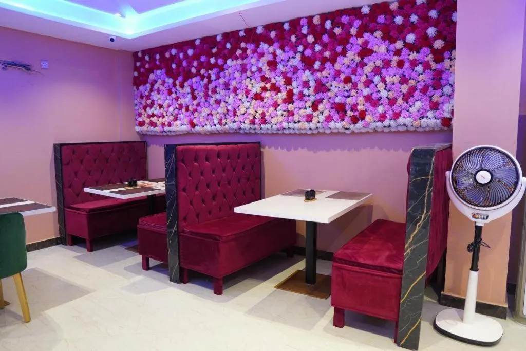 Restaurant/places to eat in Nuva Hotel