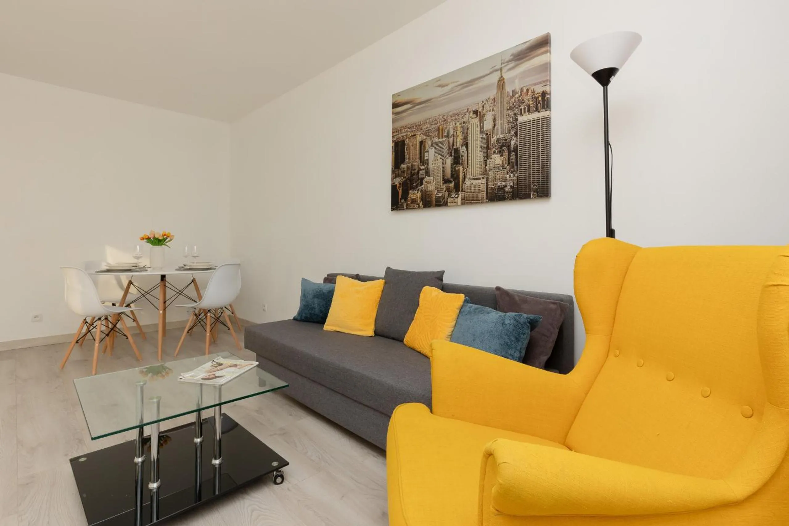 Communal lounge/ TV room in Kopcińskiego Bright & Spacious Apartment Warsaw Ursynów by Noclegi Renters