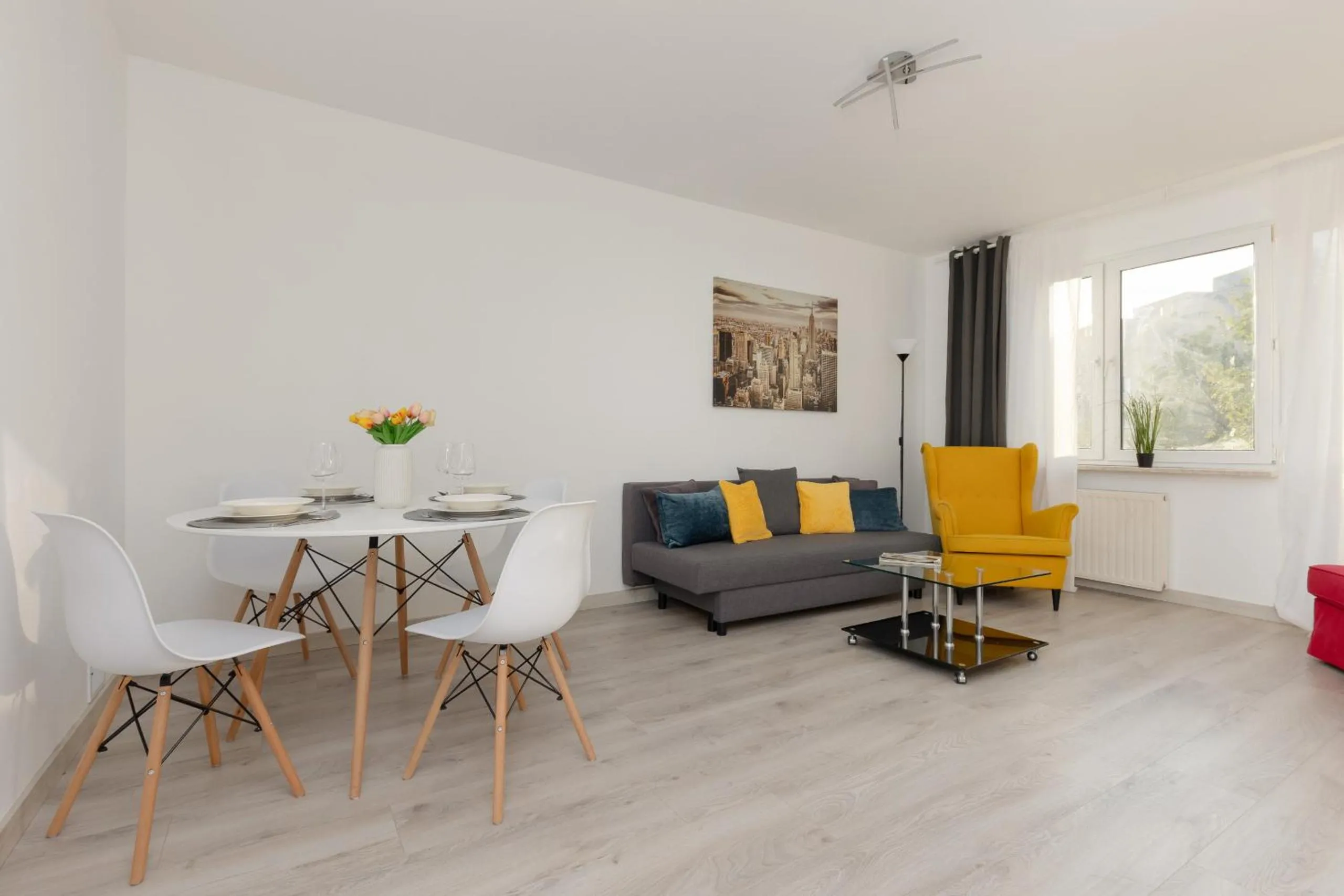 Communal lounge/ TV room in Kopcińskiego Bright & Spacious Apartment Warsaw Ursynów by Noclegi Renters
