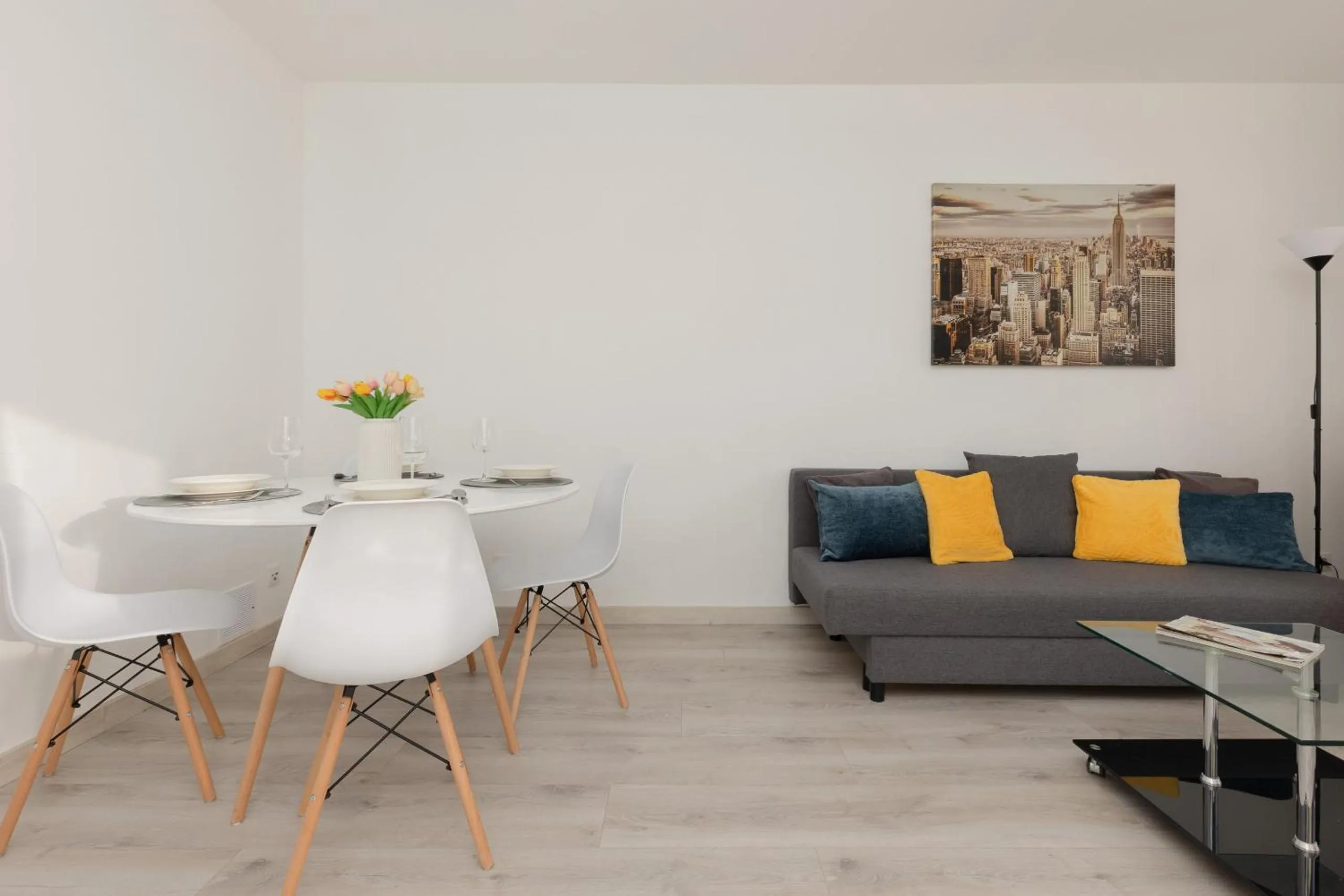 Communal lounge/ TV room in Kopcińskiego Bright & Spacious Apartment Warsaw Ursynów by Noclegi Renters