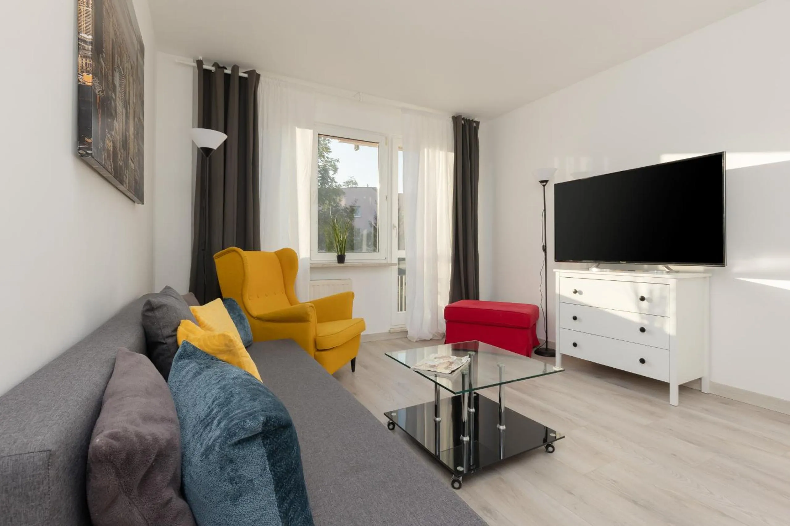 Communal lounge/ TV room in Kopcińskiego Bright & Spacious Apartment Warsaw Ursynów by Noclegi Renters