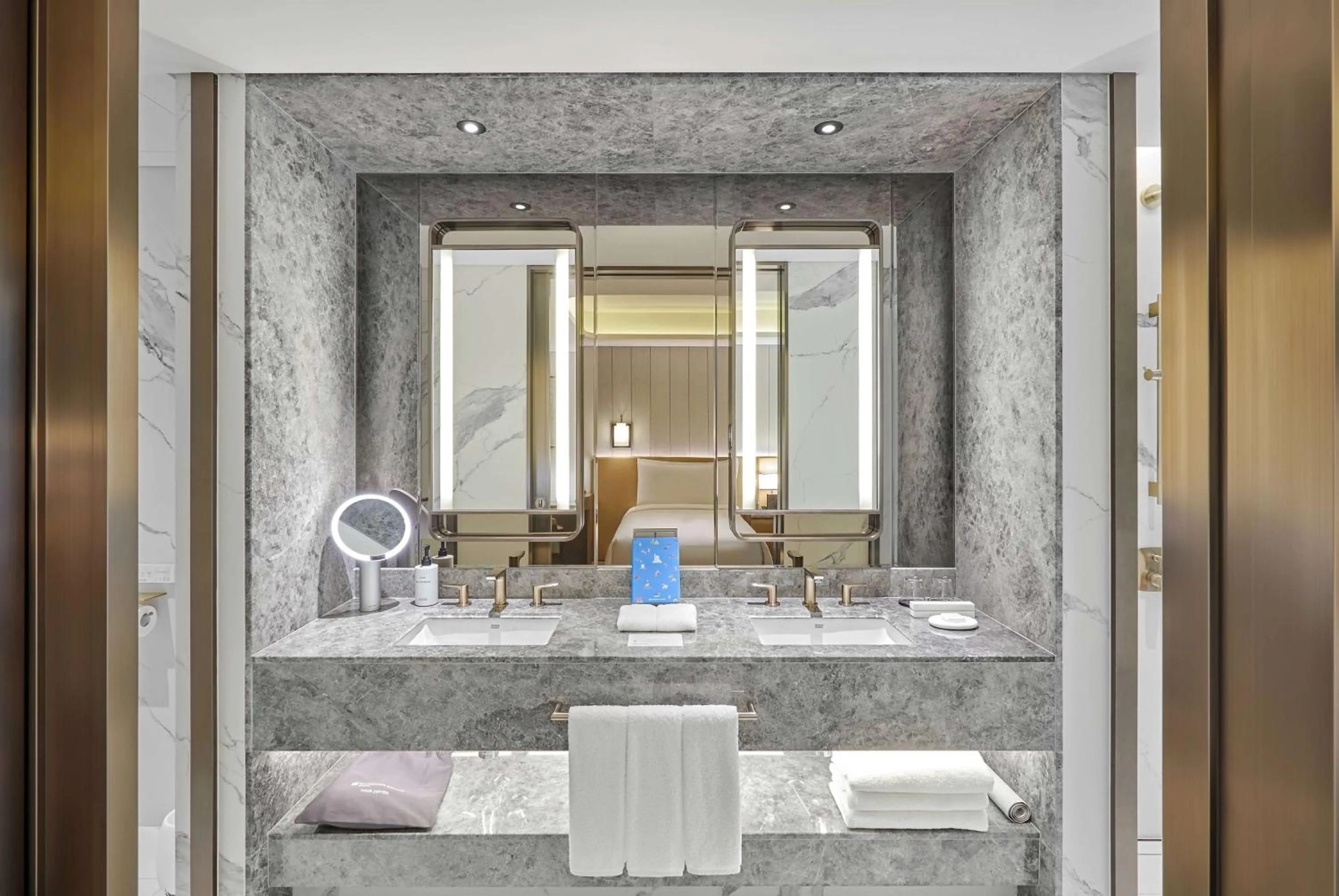 TV and multimedia in Wyndham Grand Busan