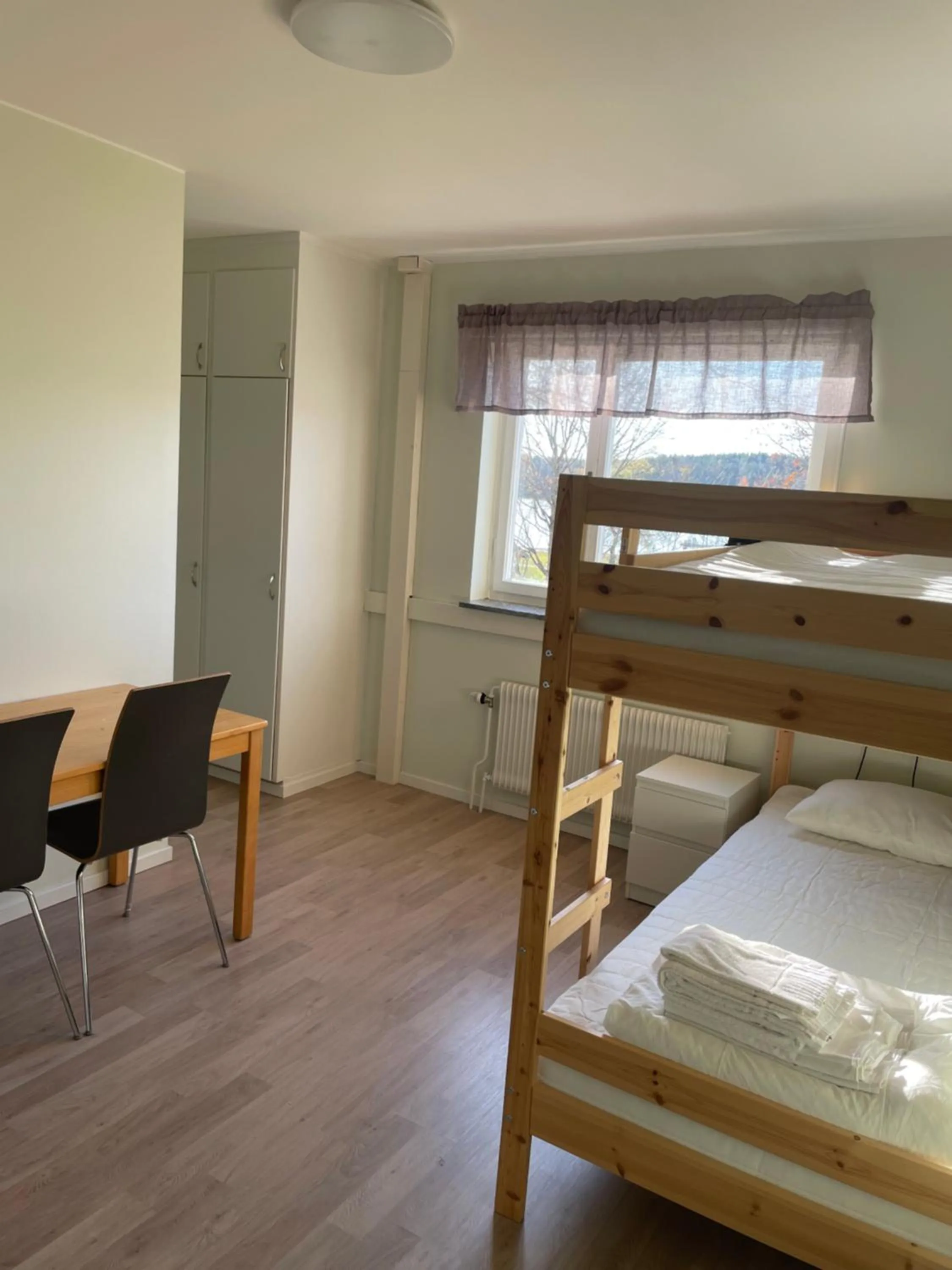 Communal kitchen, Bed in STF Sigtuna Vandrarhem