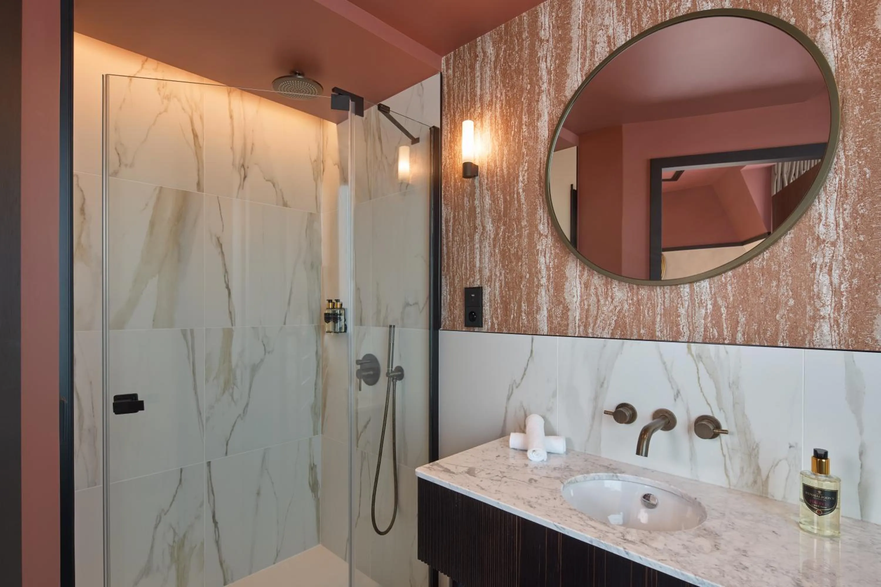 Shower in Maison Cassandre