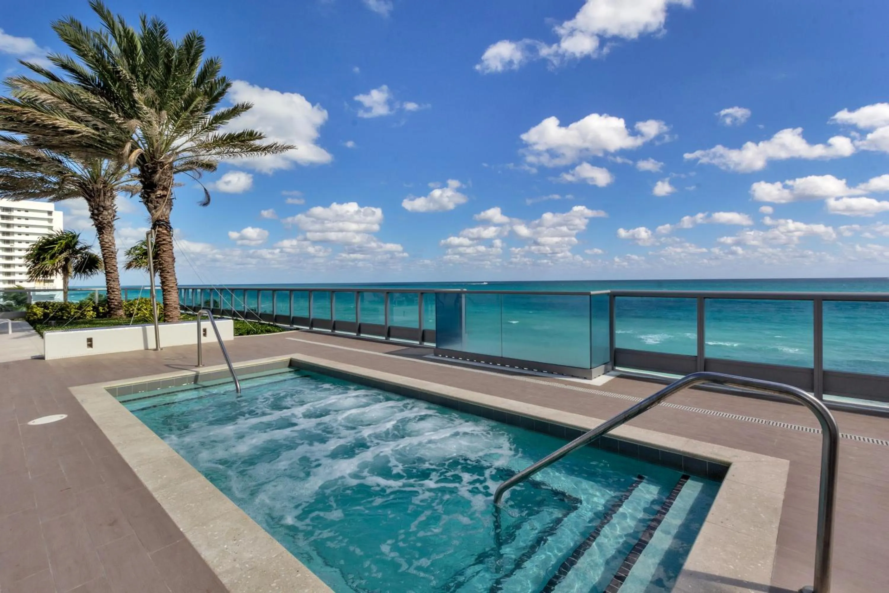 Hot Tub in Dharma Home Suites Miami Beach at Monte Carlo