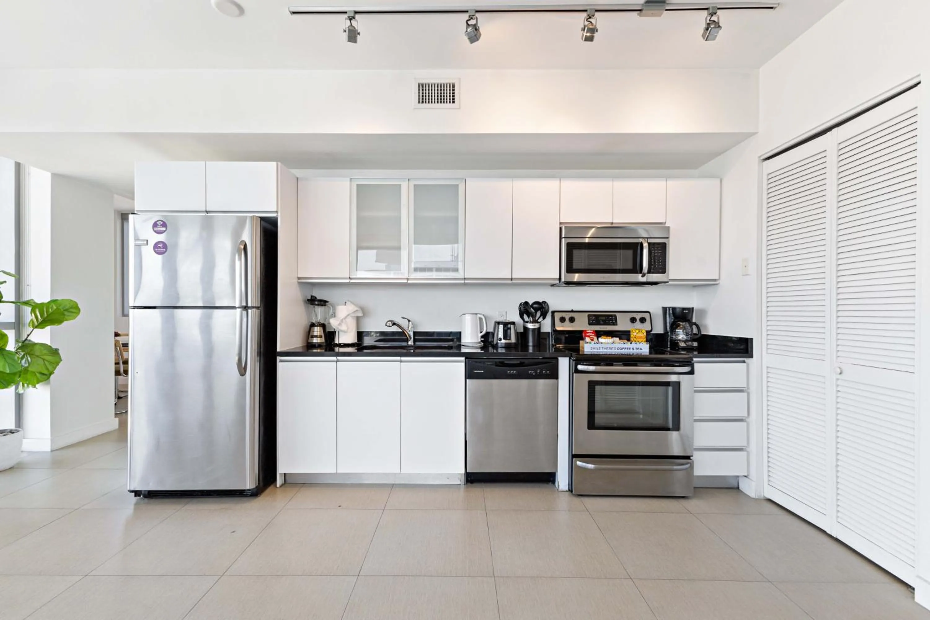 Coffee/tea facilities in Dharma Home Suites Miami Beach at Monte Carlo