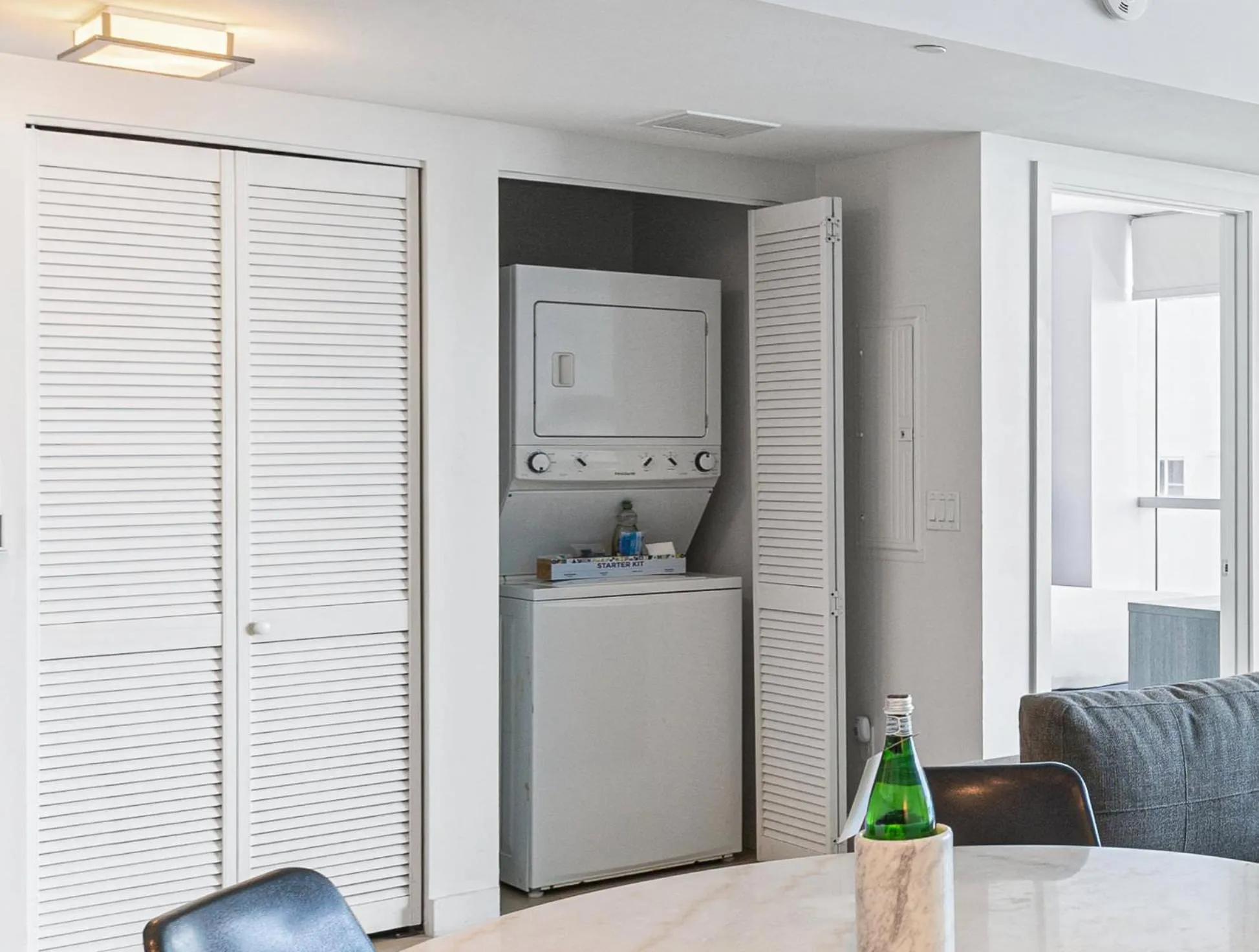 laundry in Dharma Home Suites Miami Beach at Monte Carlo