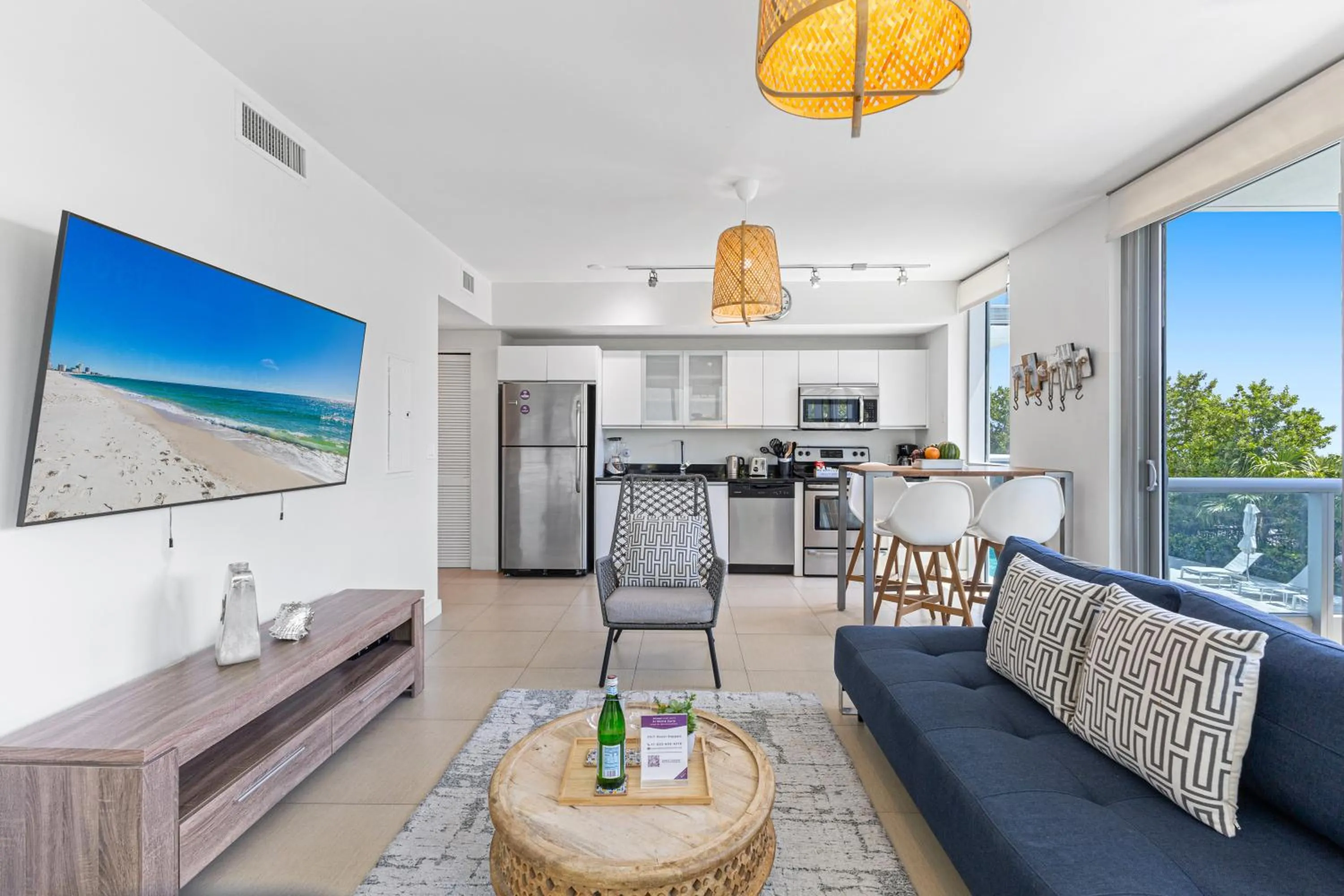 TV and multimedia in Dharma Home Suites Miami Beach at Monte Carlo