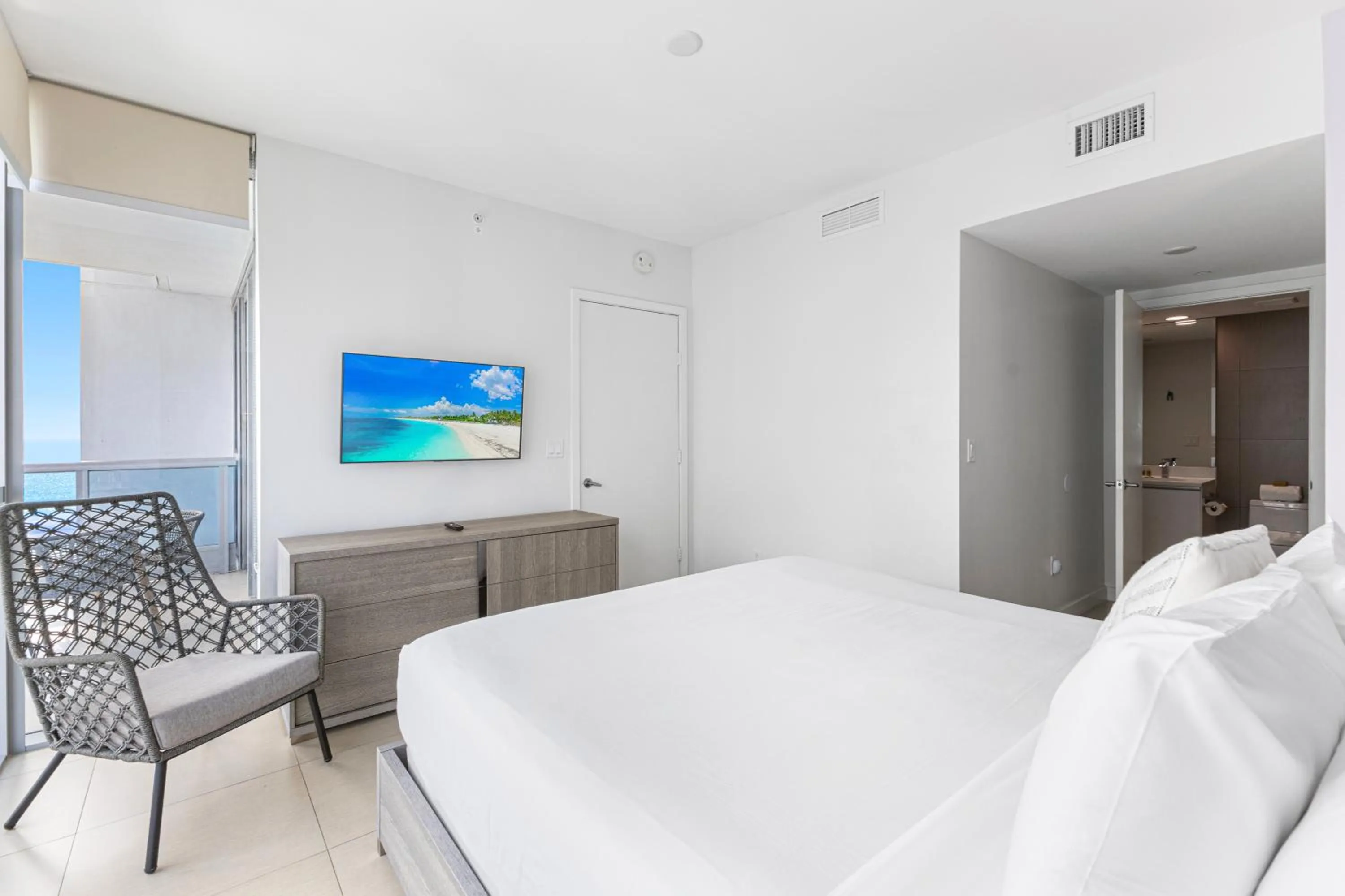 TV and multimedia, Bed in Dharma Home Suites Miami Beach at Monte Carlo