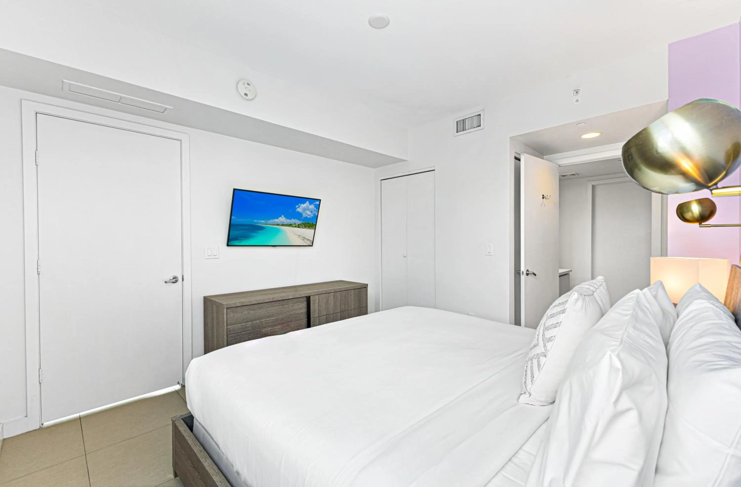 TV and multimedia, Bed in Dharma Home Suites Miami Beach at Monte Carlo