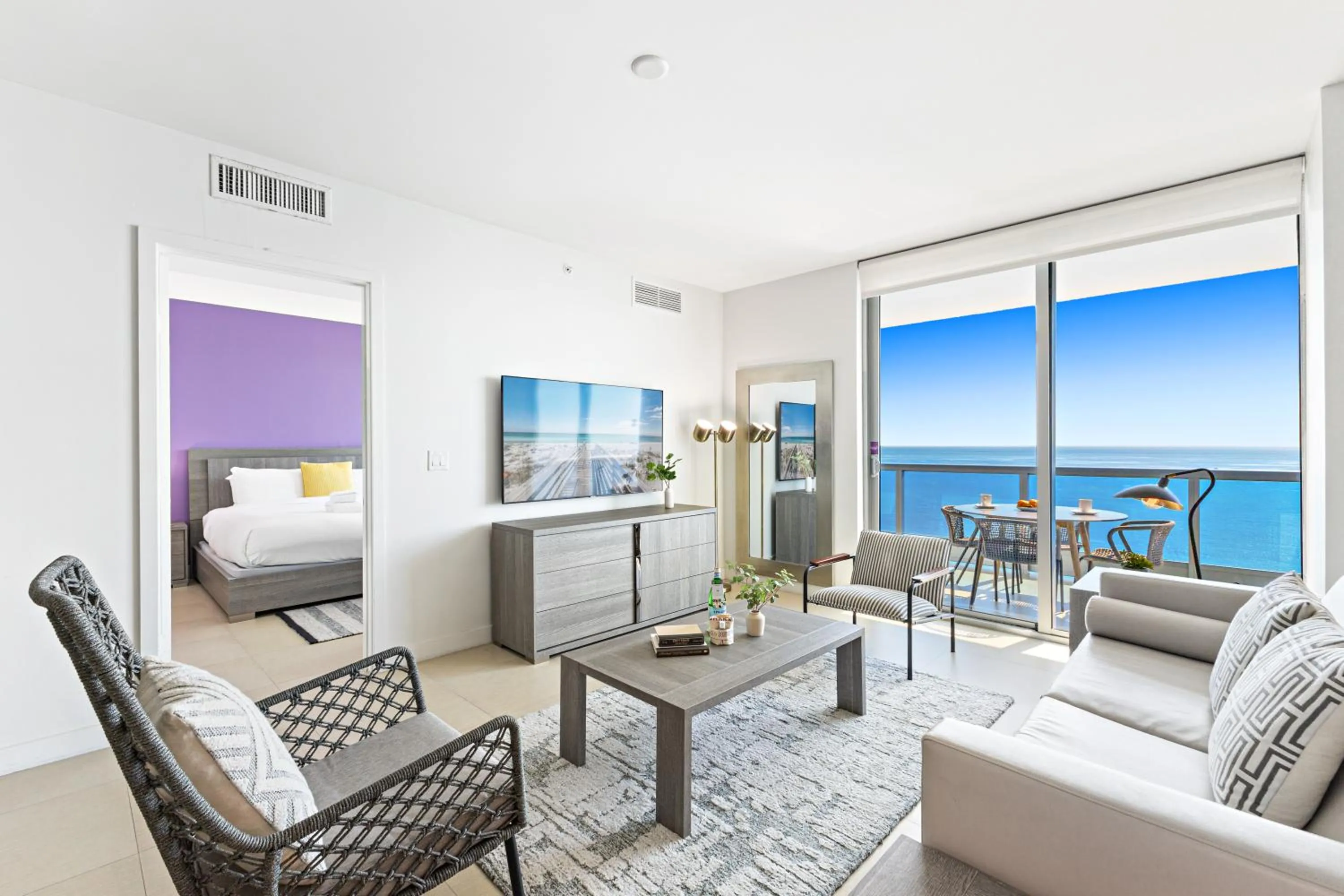 TV and multimedia, Bed in Dharma Home Suites Miami Beach at Monte Carlo