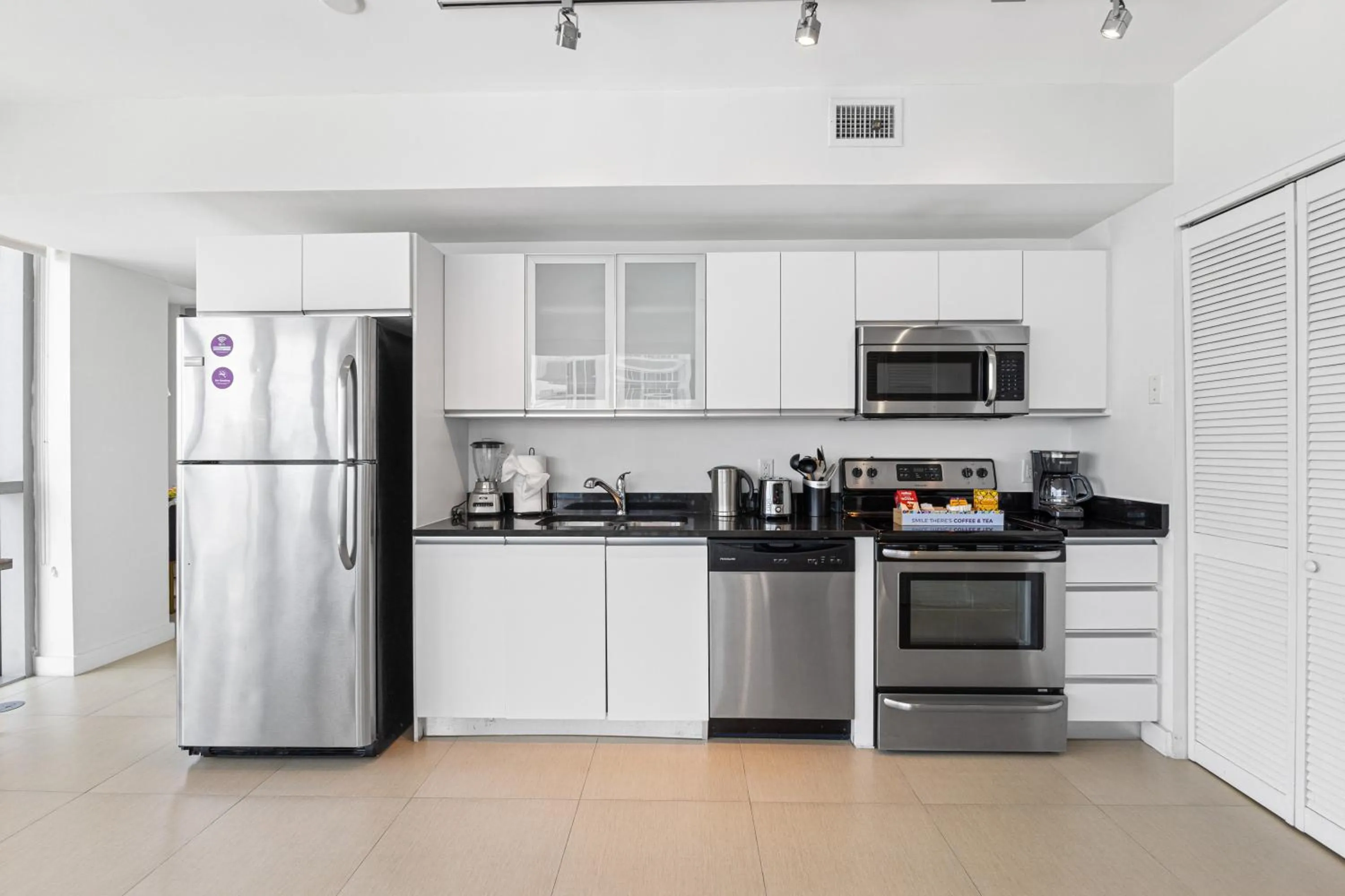 Coffee/tea facilities in Dharma Home Suites Miami Beach at Monte Carlo