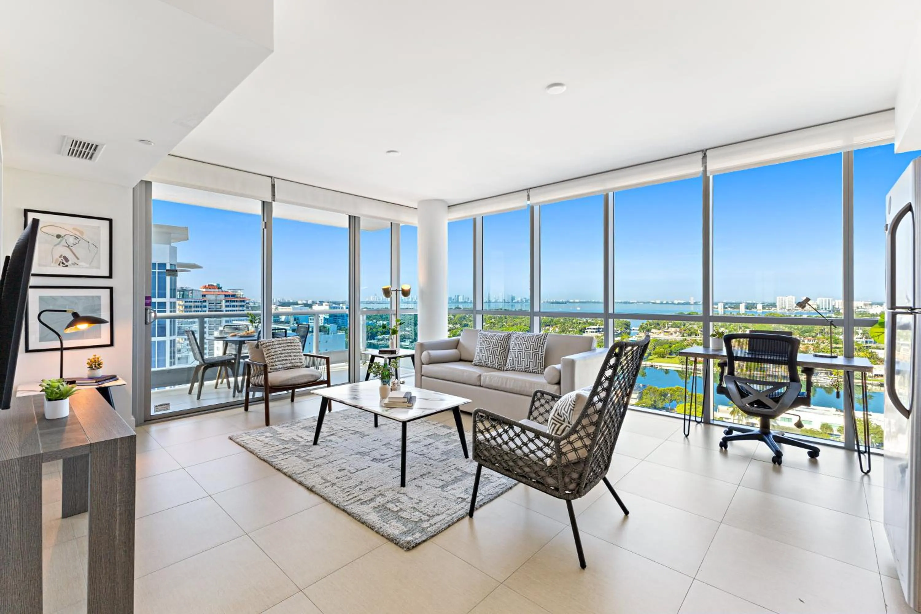 TV and multimedia in Dharma Home Suites Miami Beach at Monte Carlo