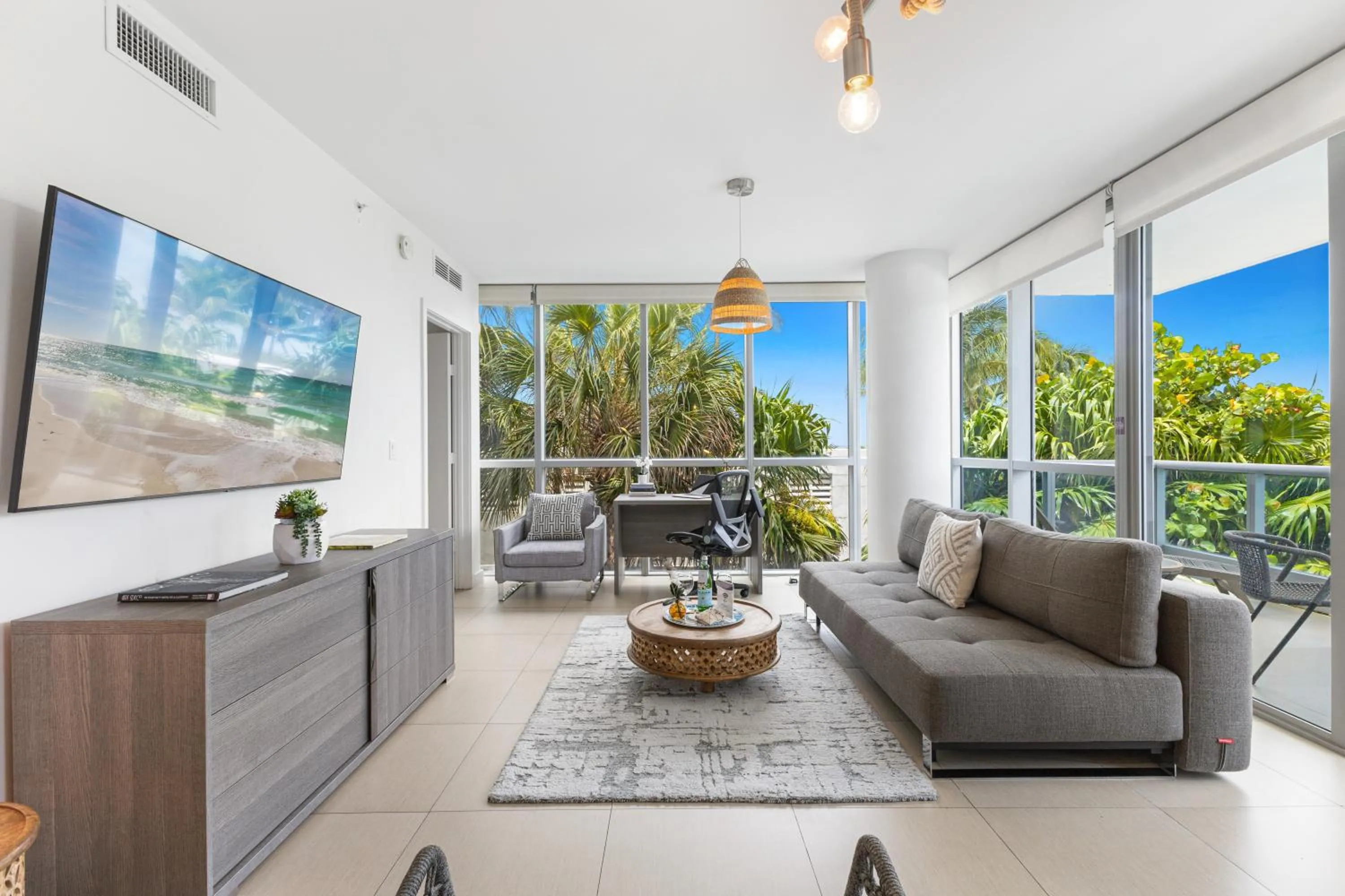 TV and multimedia in Dharma Home Suites Miami Beach at Monte Carlo