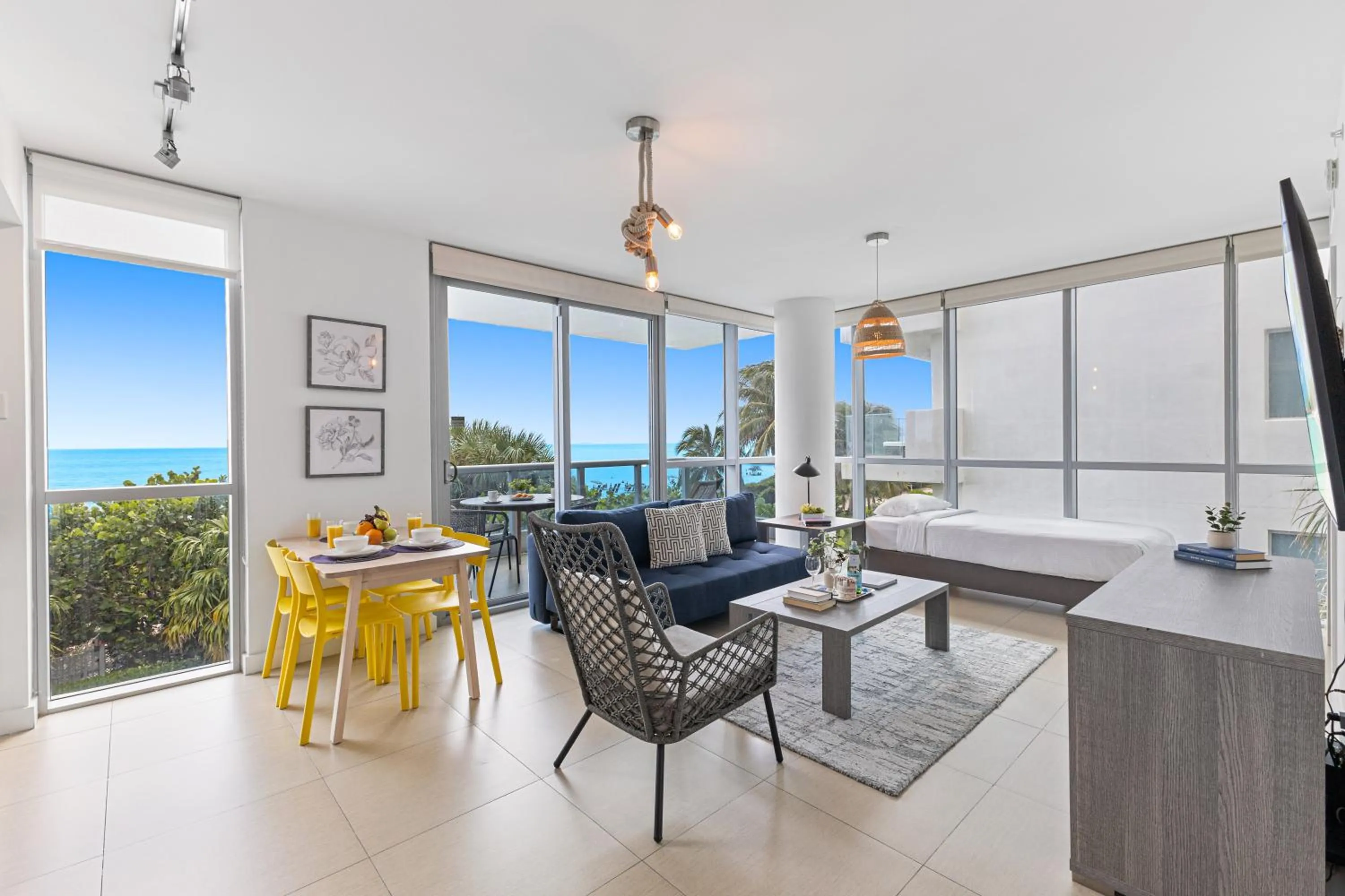 TV and multimedia in Dharma Home Suites Miami Beach at Monte Carlo