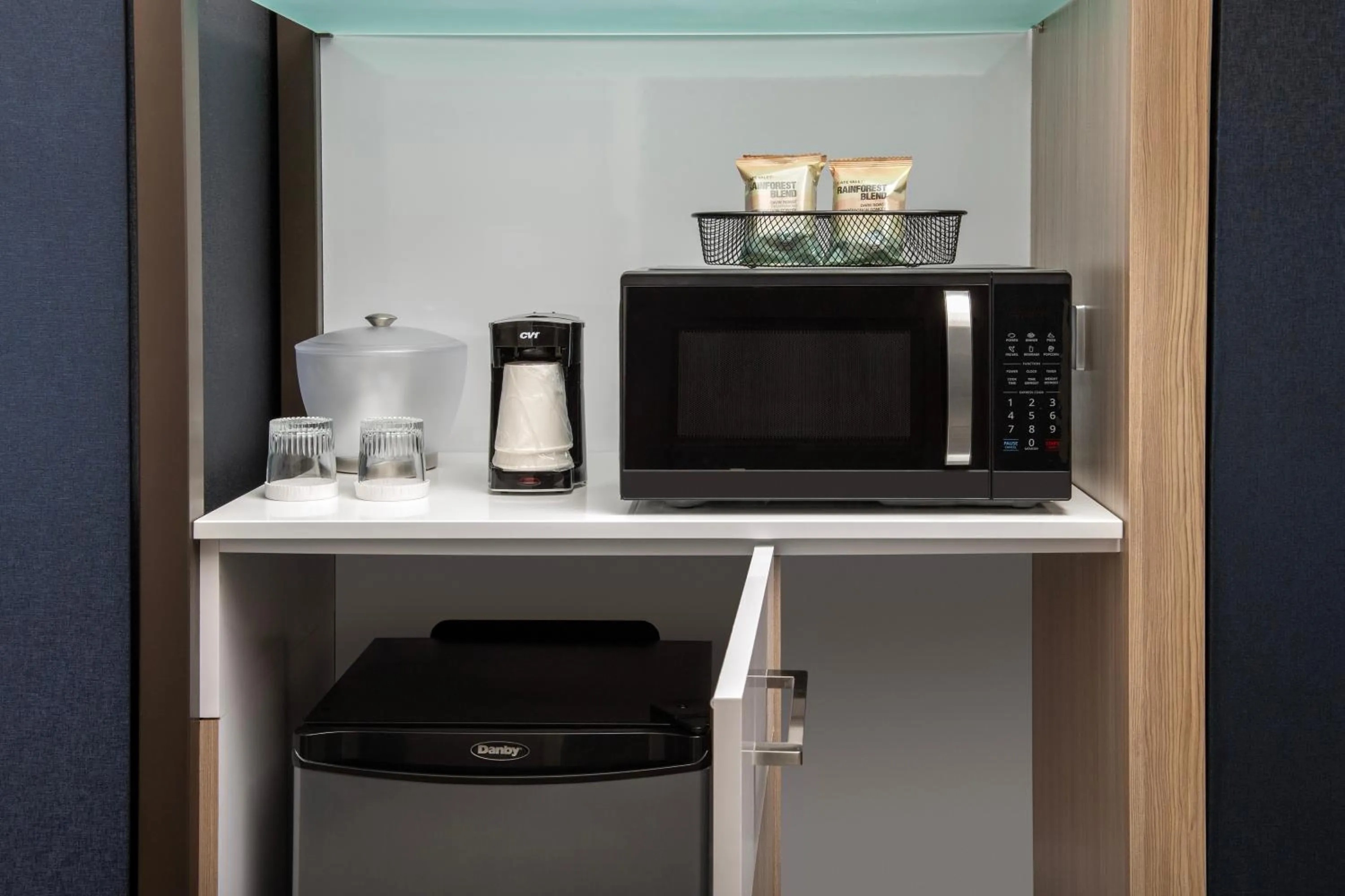 Kitchen or kitchenette in SpringHill Suites by Marriott Fayetteville I-95