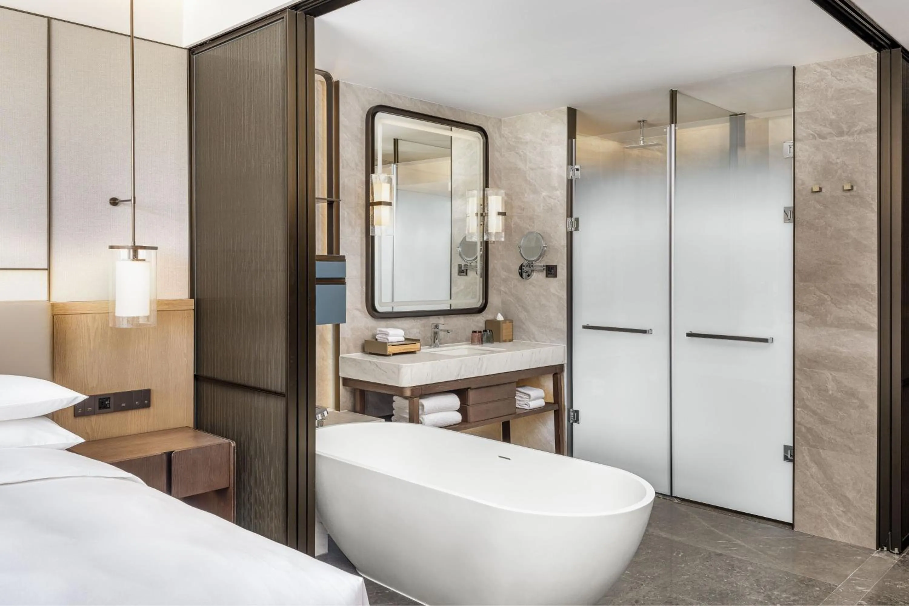 Bathroom, Bed in Shaoxing Marriott Hotel Shangyu