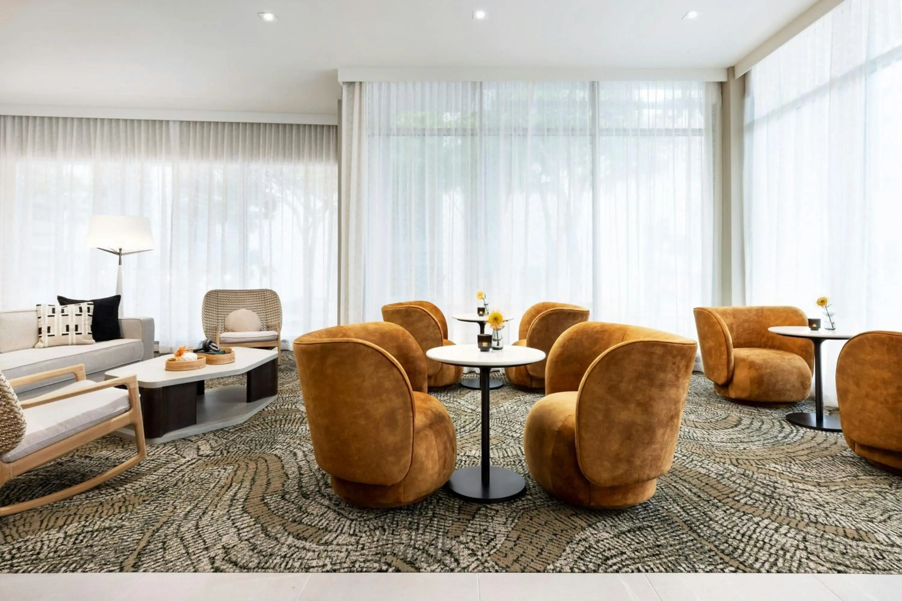 Lounge or bar in AC Hotel by Marriott Honolulu