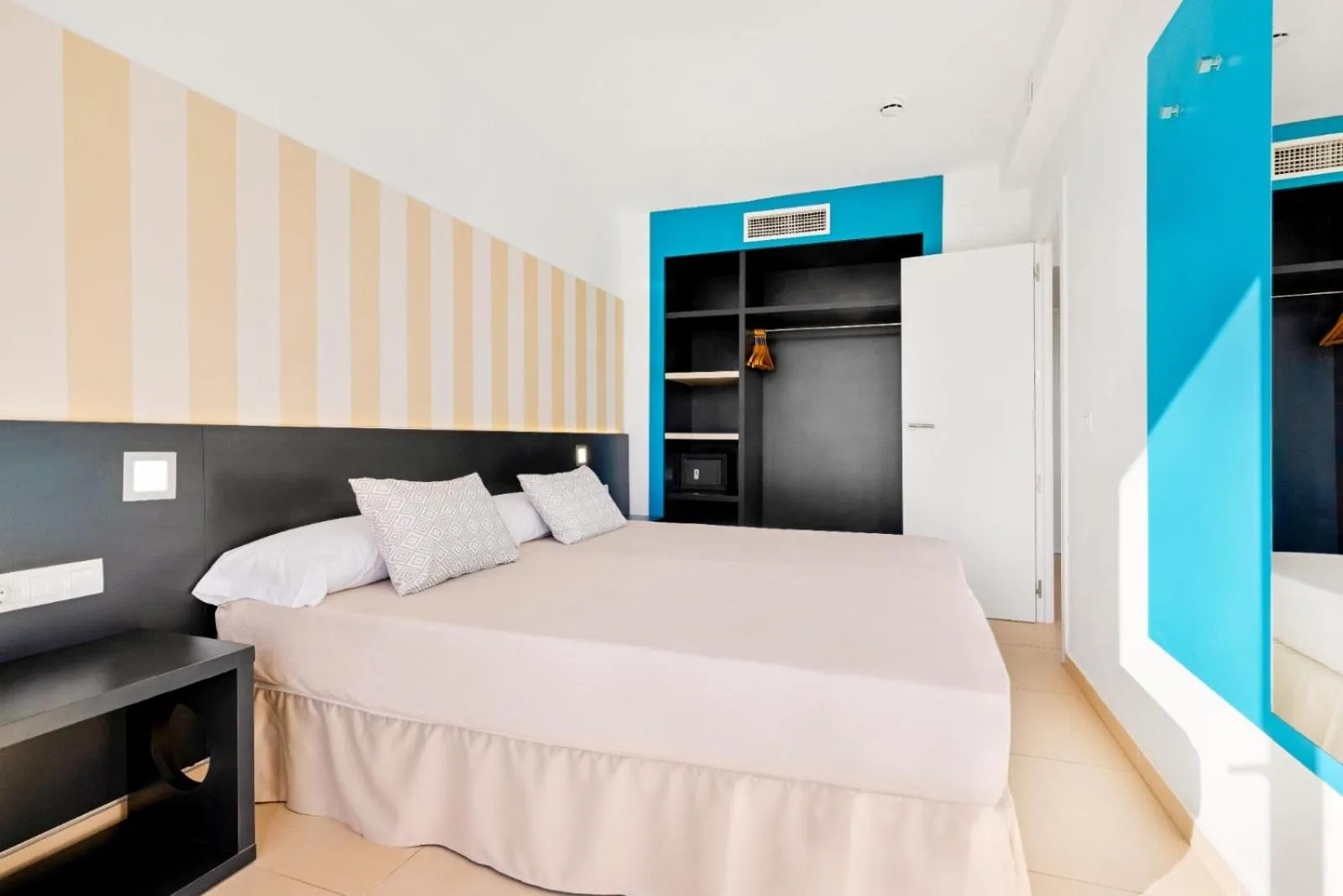 Bedroom, Bed in FERGUS Club Mallorca Waterpark