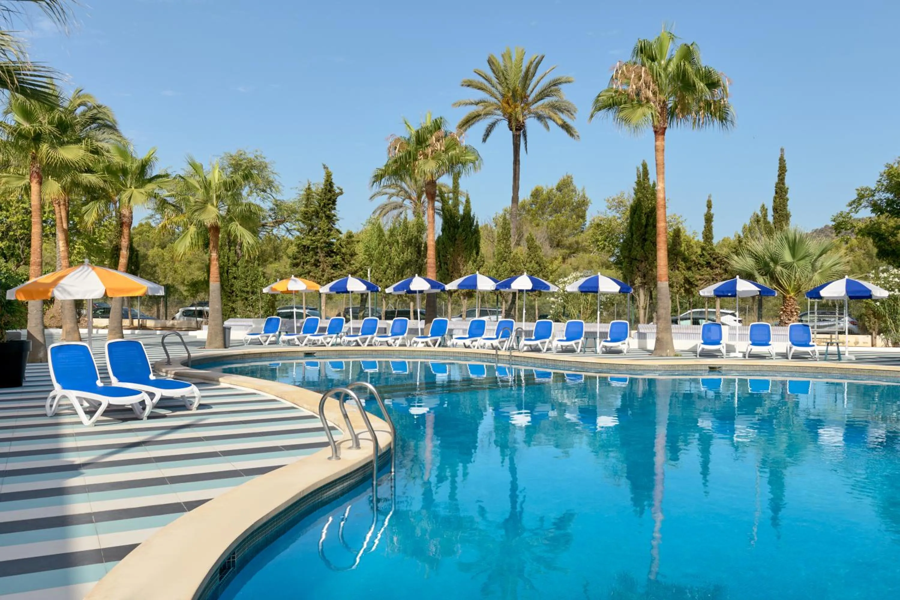 Swimming pool in tent Mojito Suites