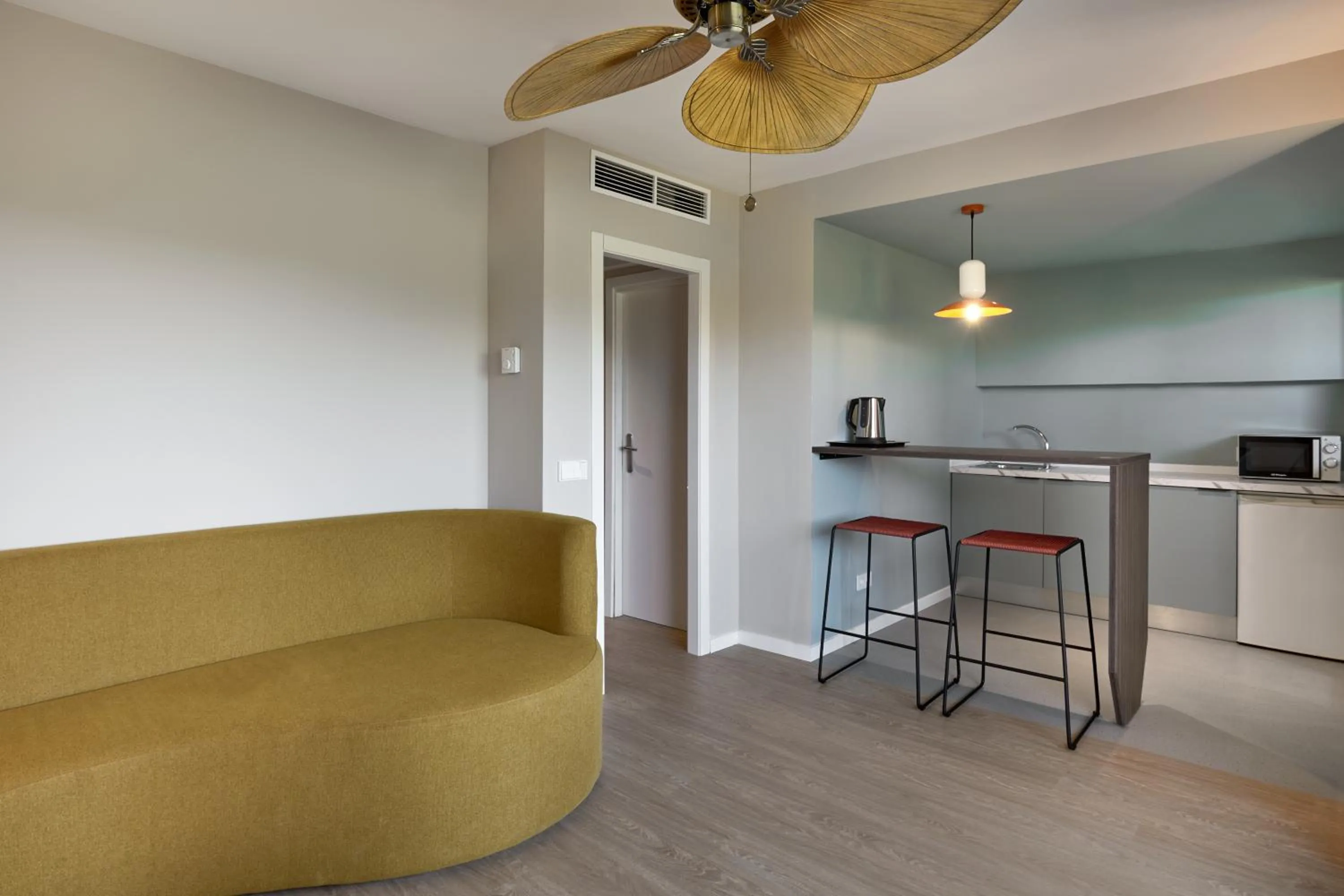 Kitchen or kitchenette in tent Mojito Suites