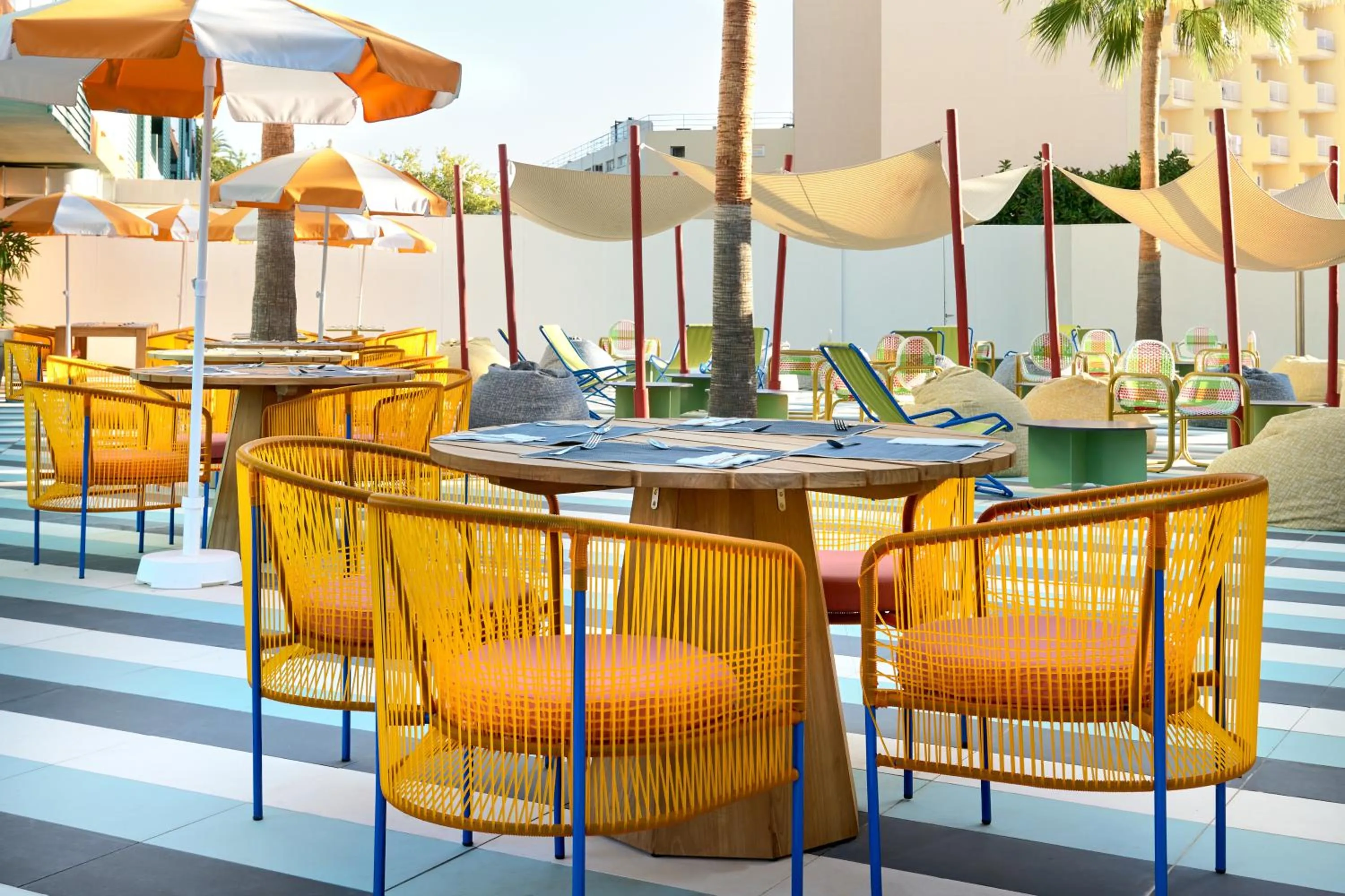 Restaurant/places to eat in tent Mojito Suites