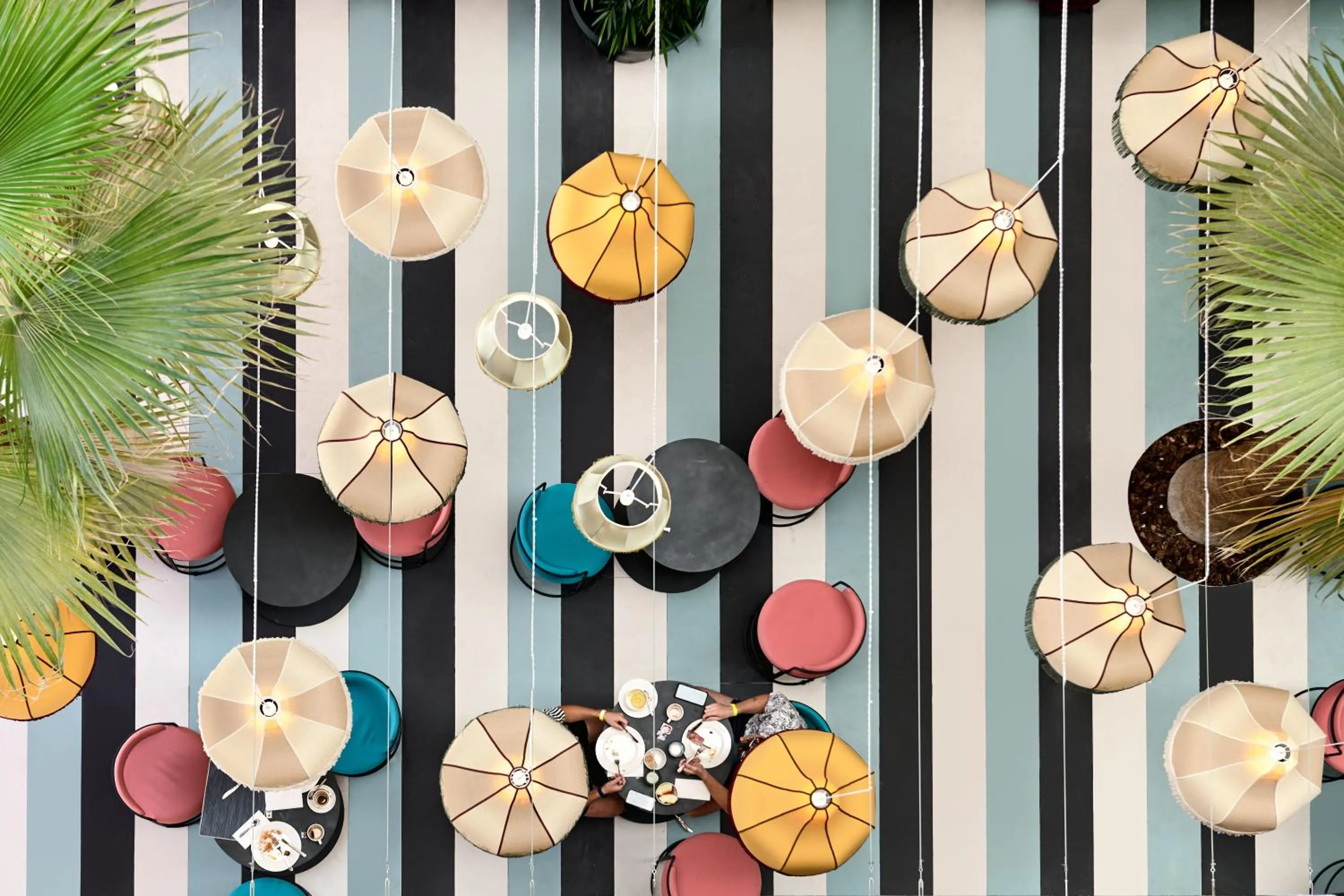 Lounge or bar in tent Mojito Suites