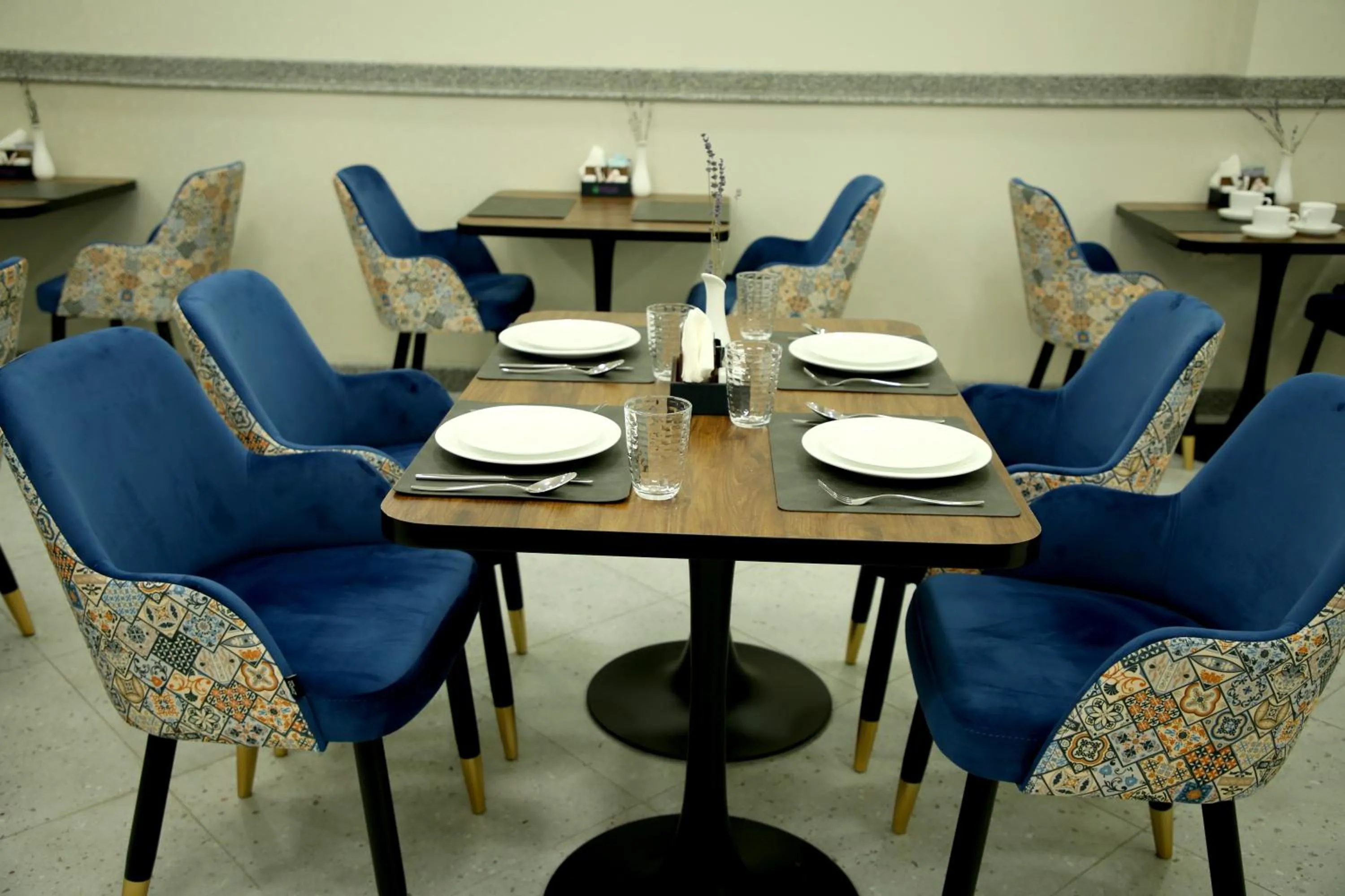 Restaurant/places to eat in Parklane Hotel