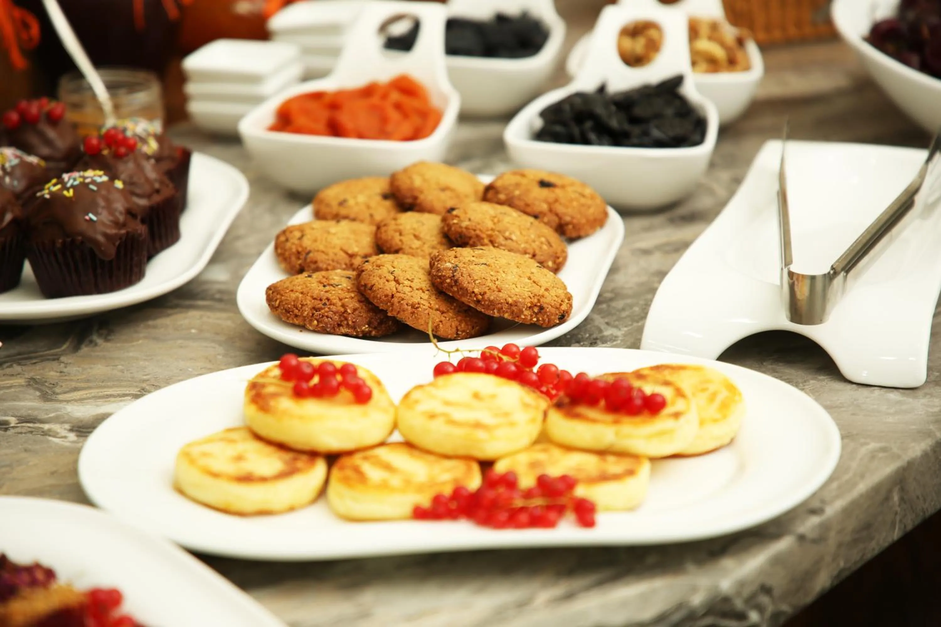 Restaurant/places to eat in Parklane Hotel