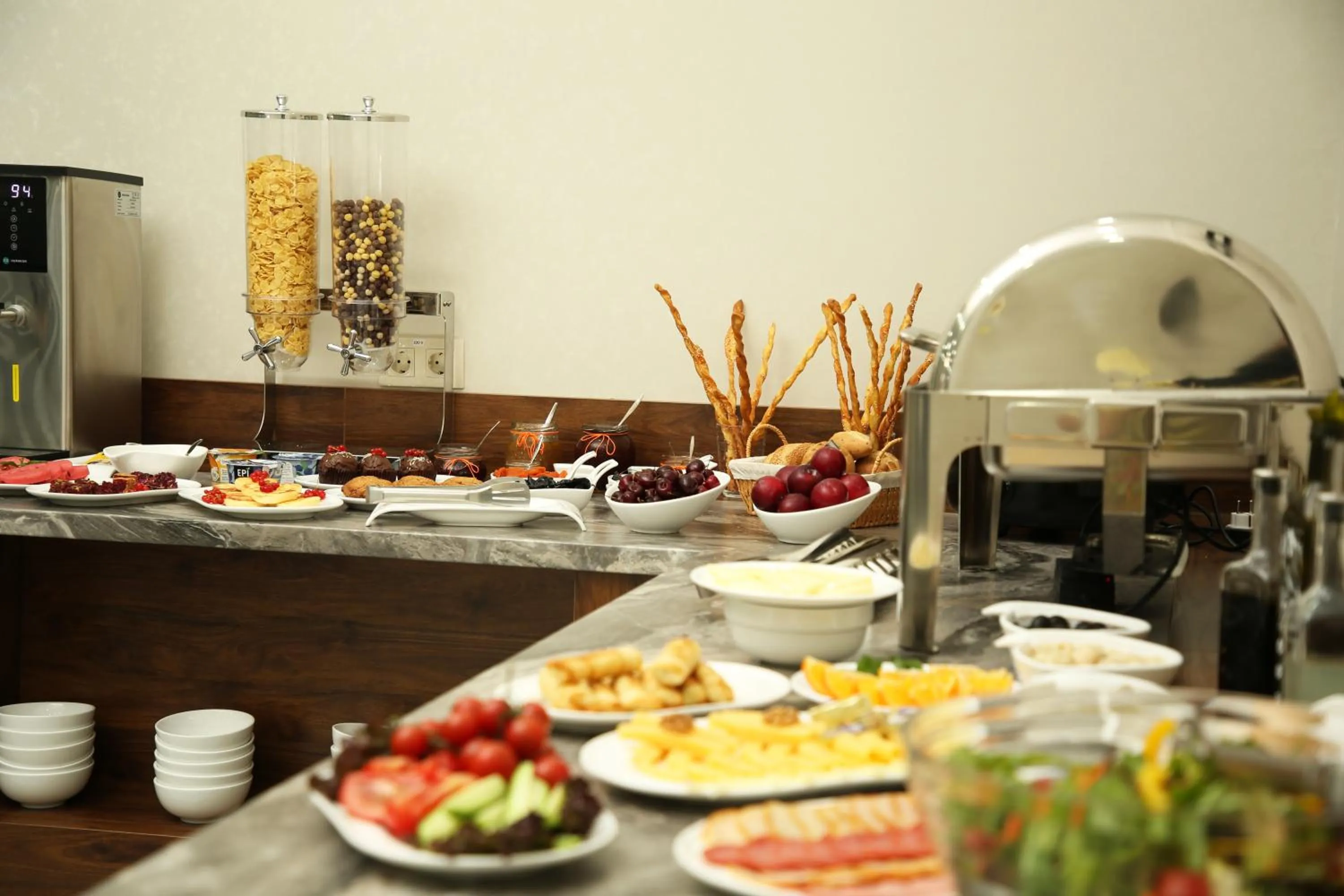 Restaurant/places to eat in Parklane Hotel