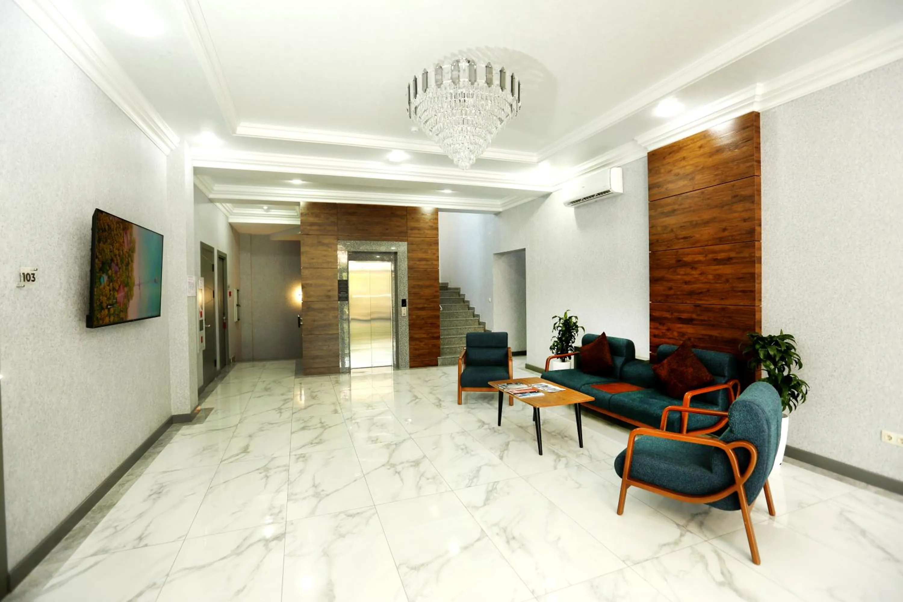 Communal lounge/ TV room in Parklane Hotel