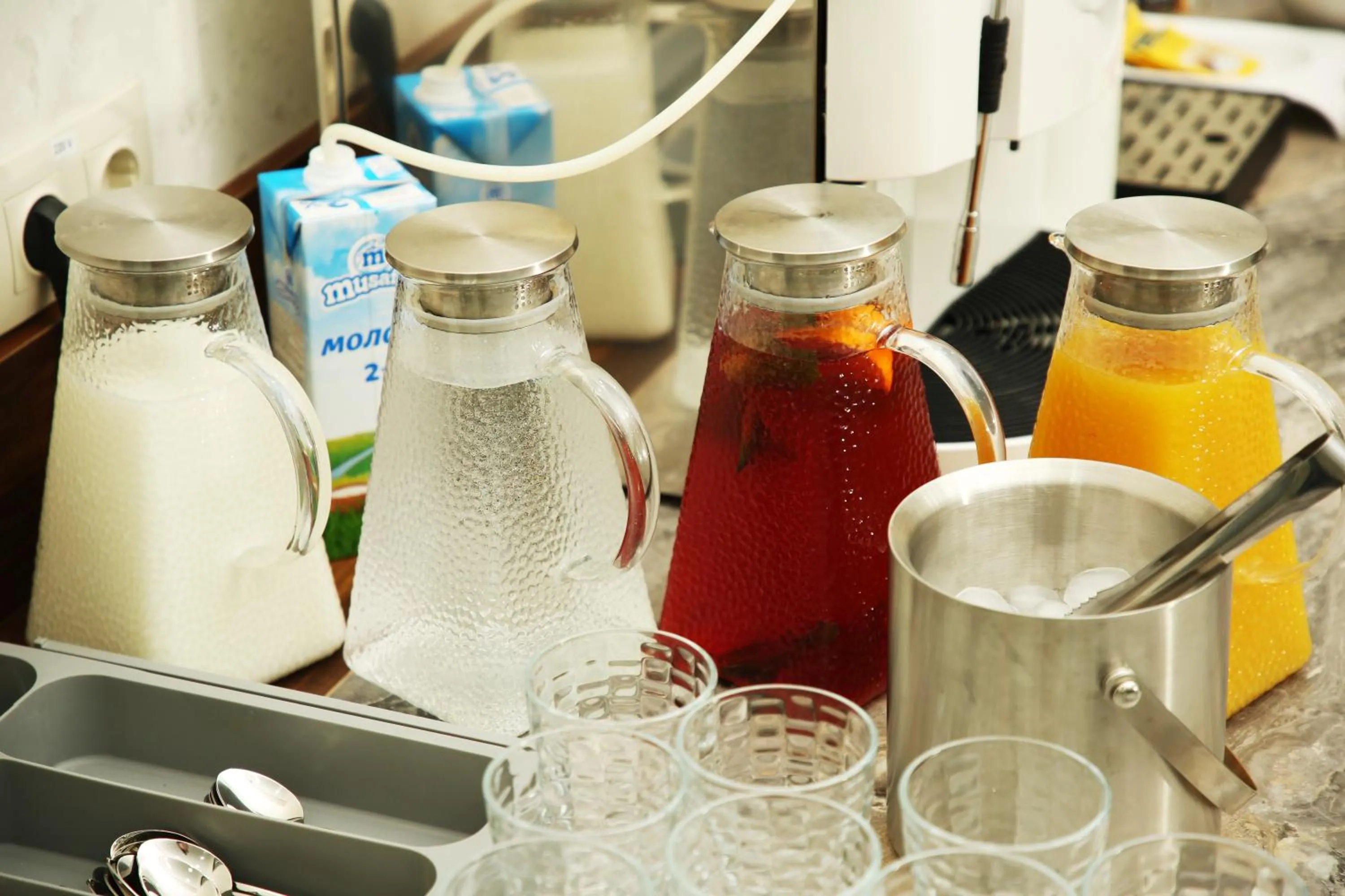 Restaurant/places to eat in Parklane Hotel