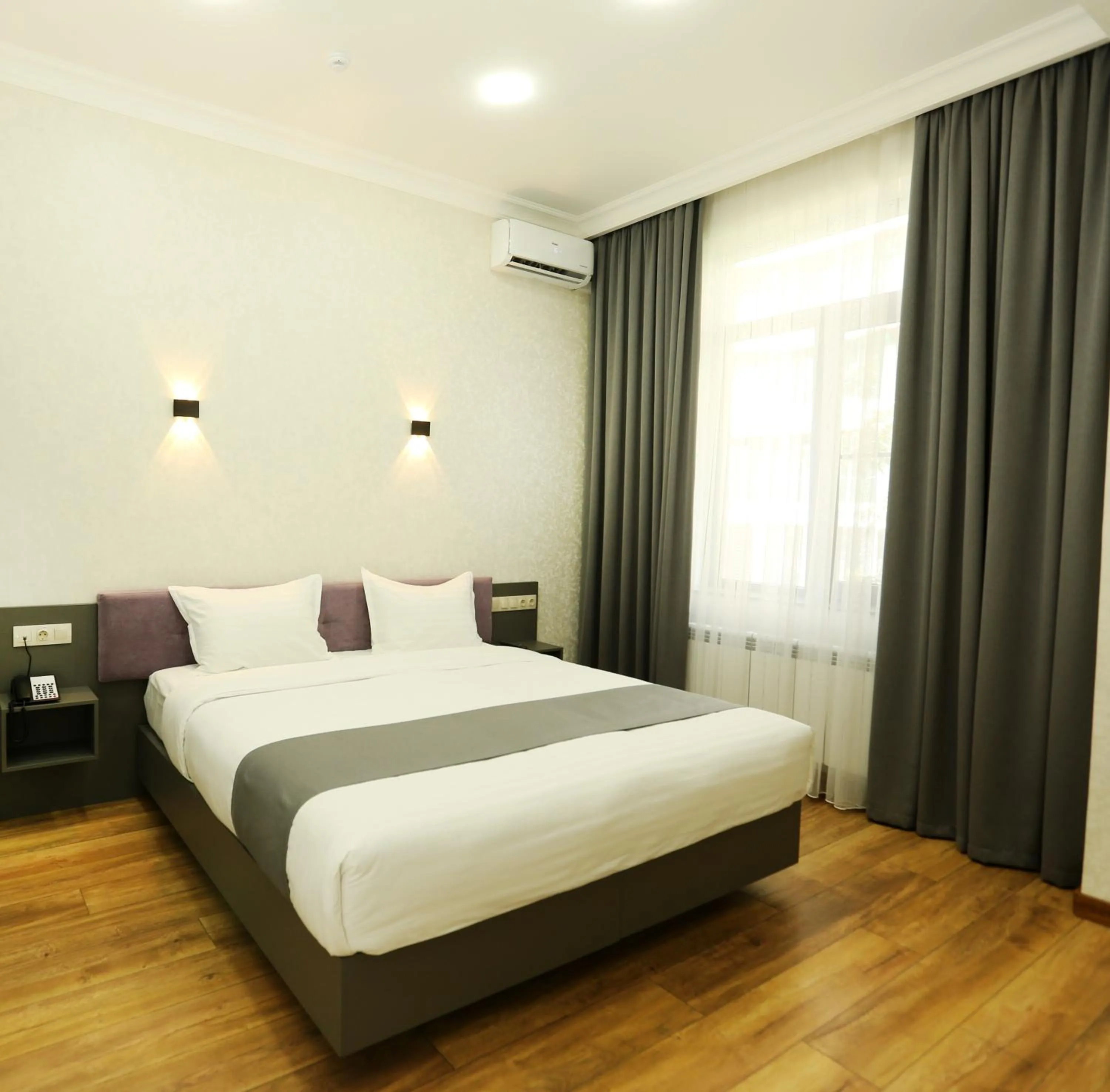 Photo of the whole room, Bed in Parklane Hotel