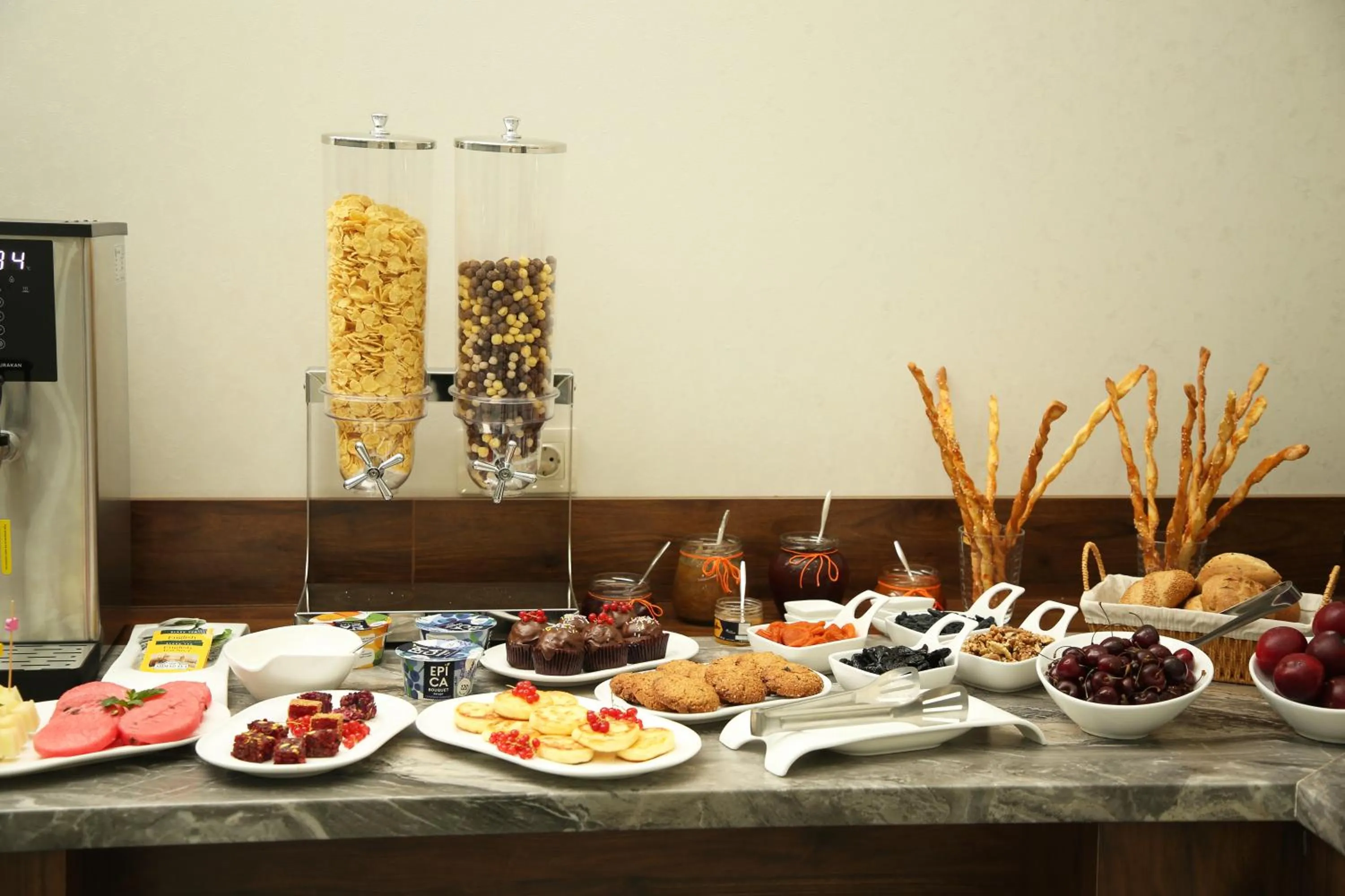 Restaurant/places to eat in Parklane Hotel