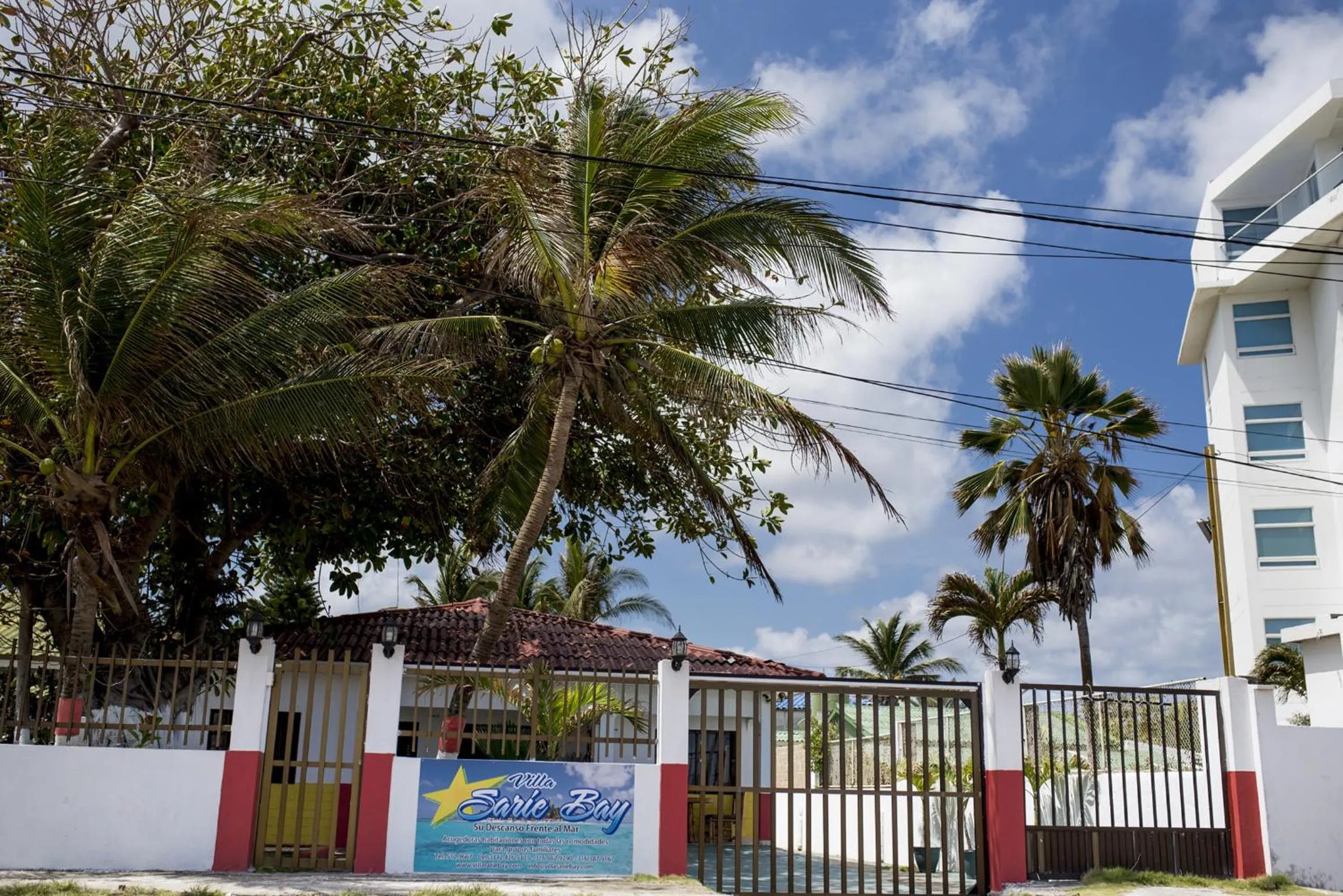 Facade/entrance in Villa Sarie Bay
