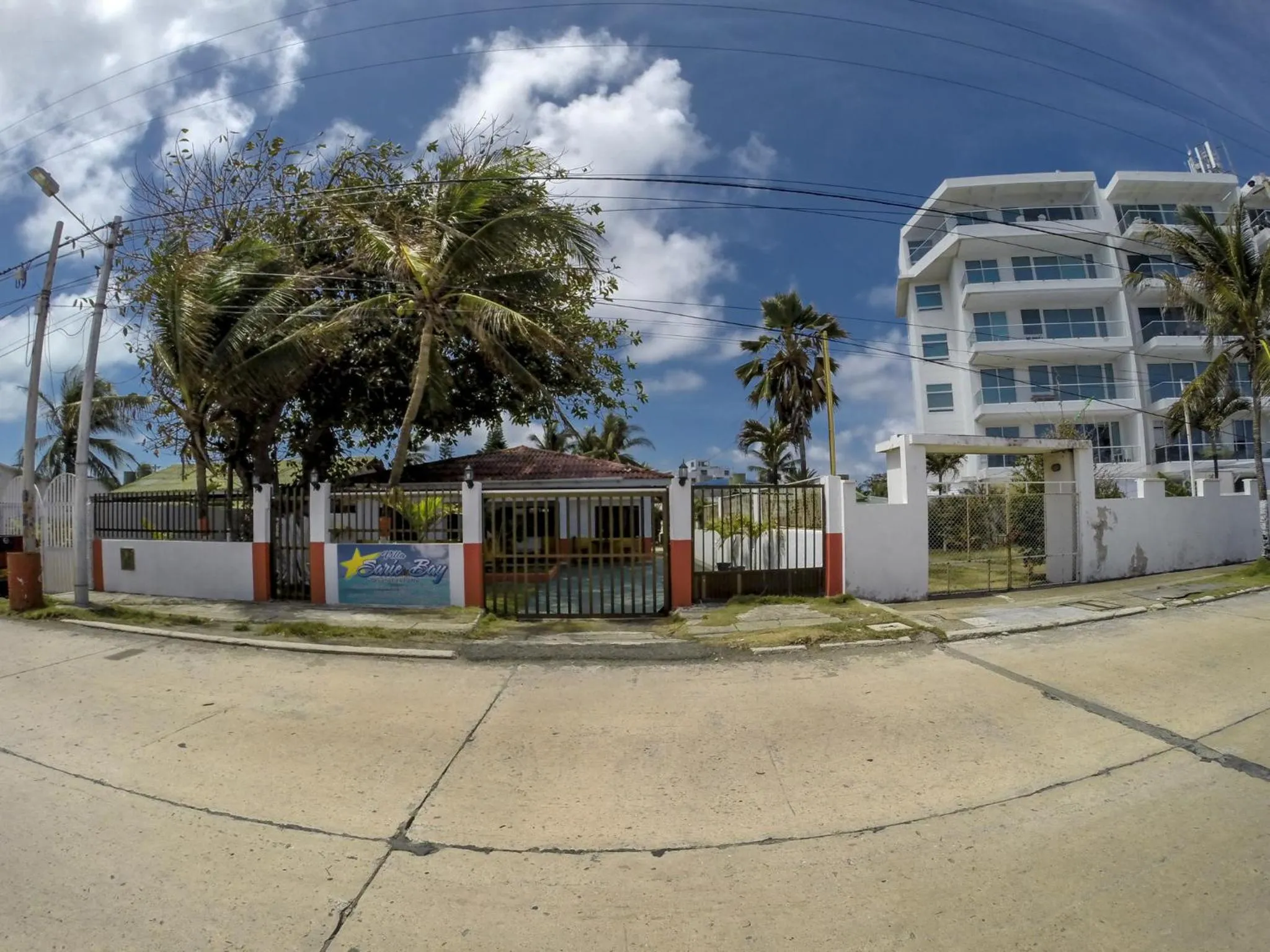 Facade/entrance in Villa Sarie Bay
