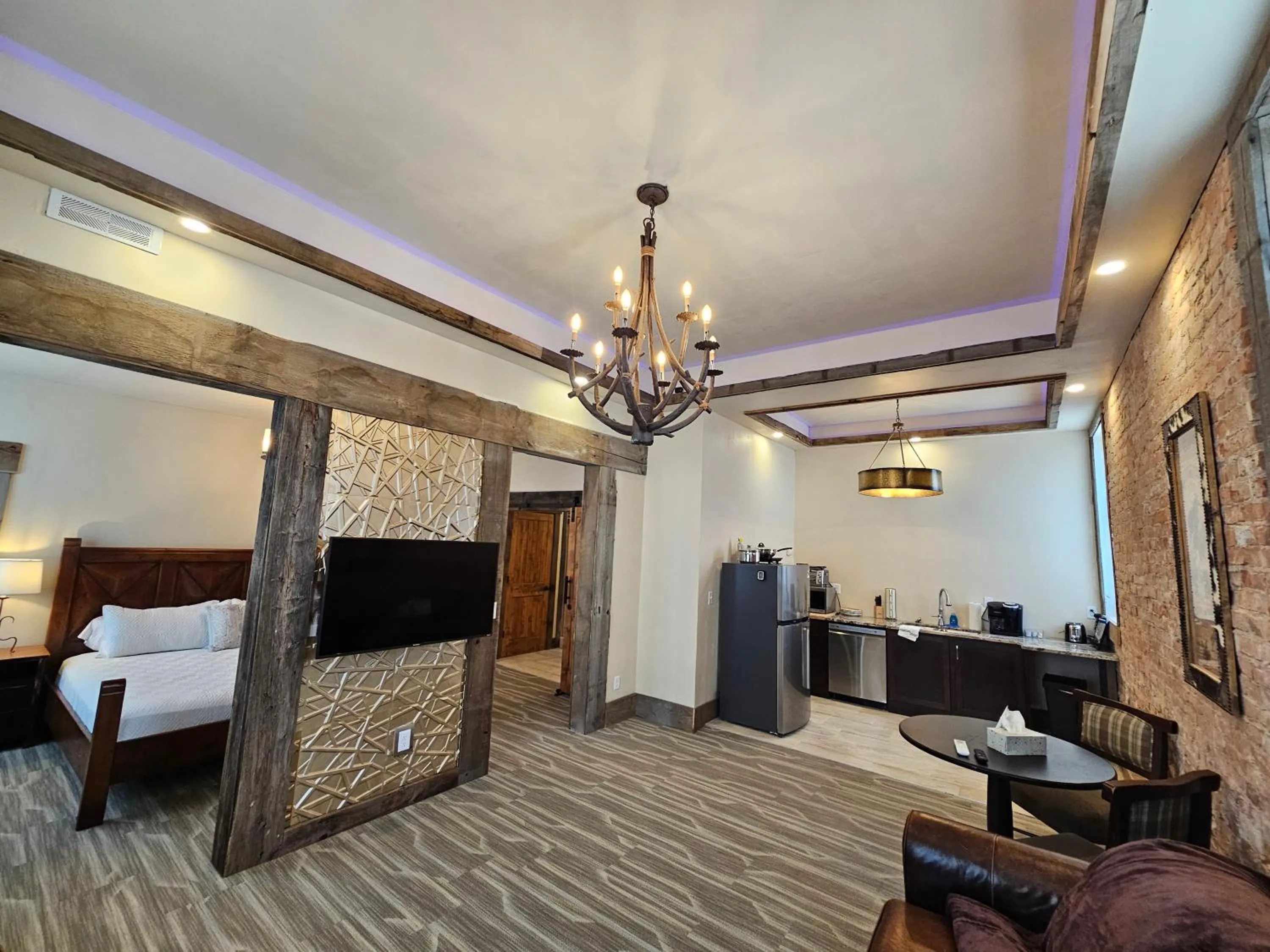 Living room, Bed in Eaglescape Suites and Event Center