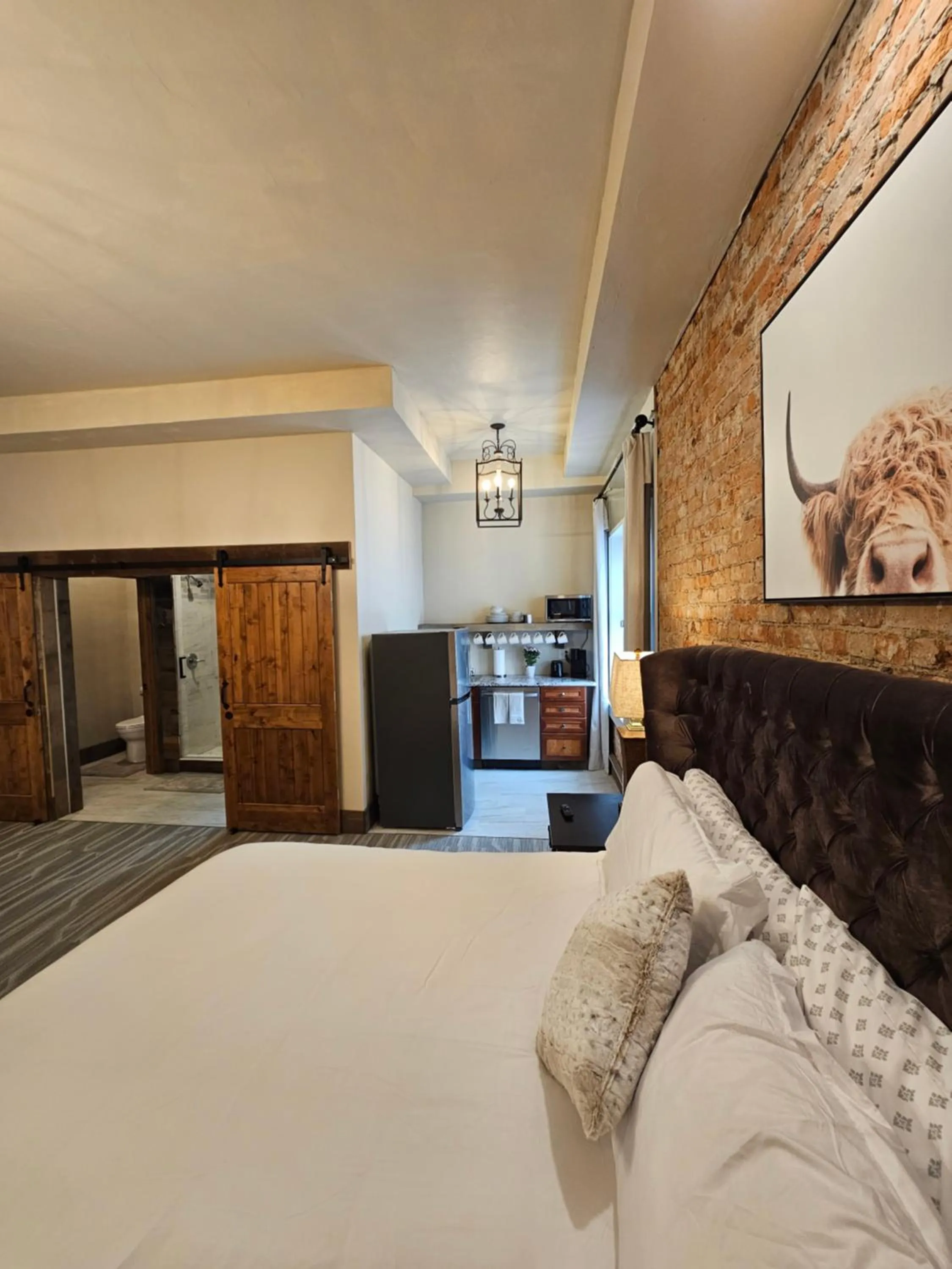 Kitchen or kitchenette, Bed in Eaglescape Suites and Event Center