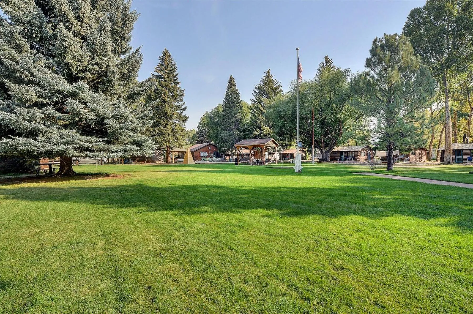 Garden in Vista Court Cabins & Lodge