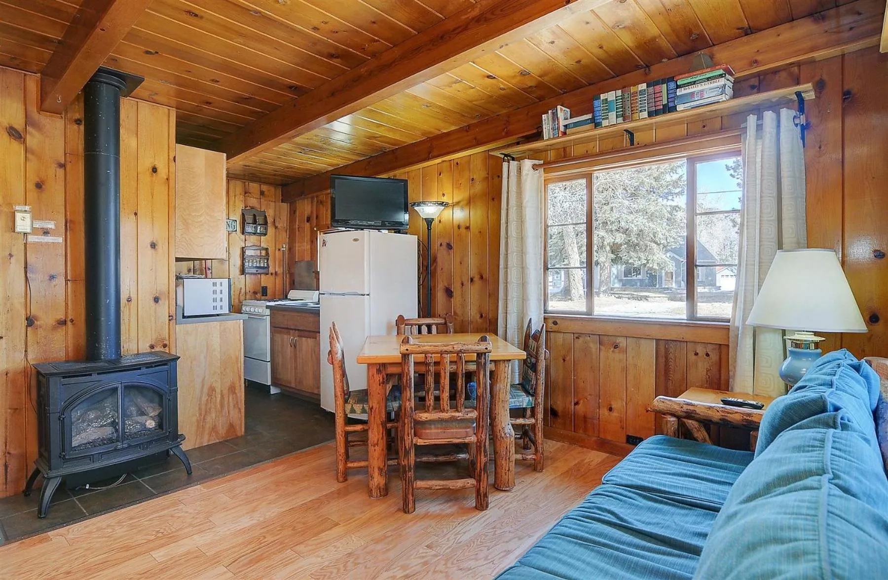 Kitchen or kitchenette in Vista Court Cabins & Lodge