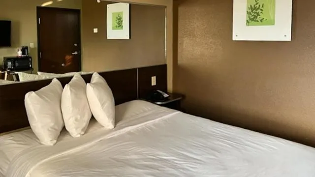 Bedroom, Bed in Studio 6 Suites Breaux Bridge, LA