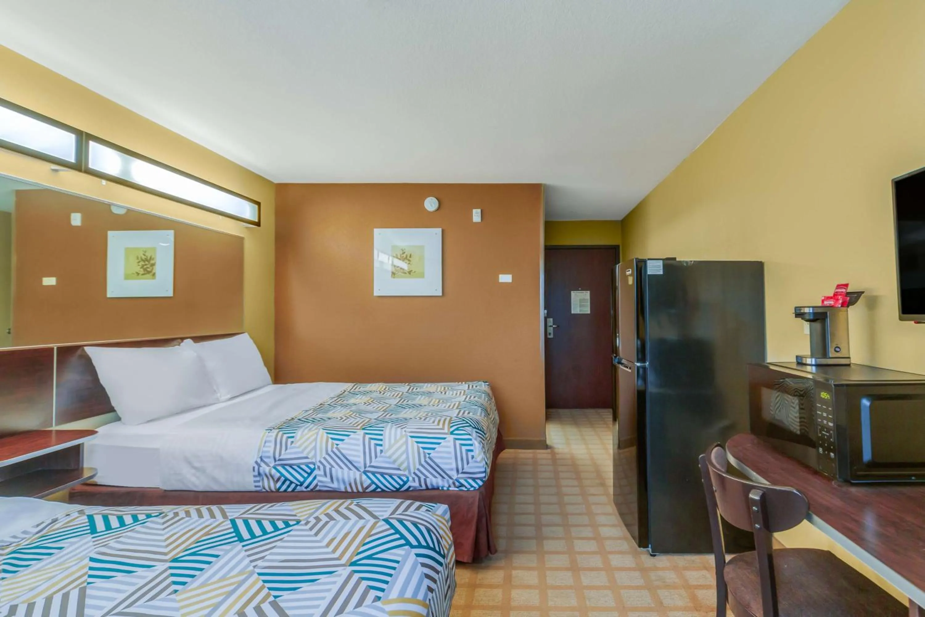 Photo of the whole room, Bed in Studio 6 Suites Breaux Bridge, LA