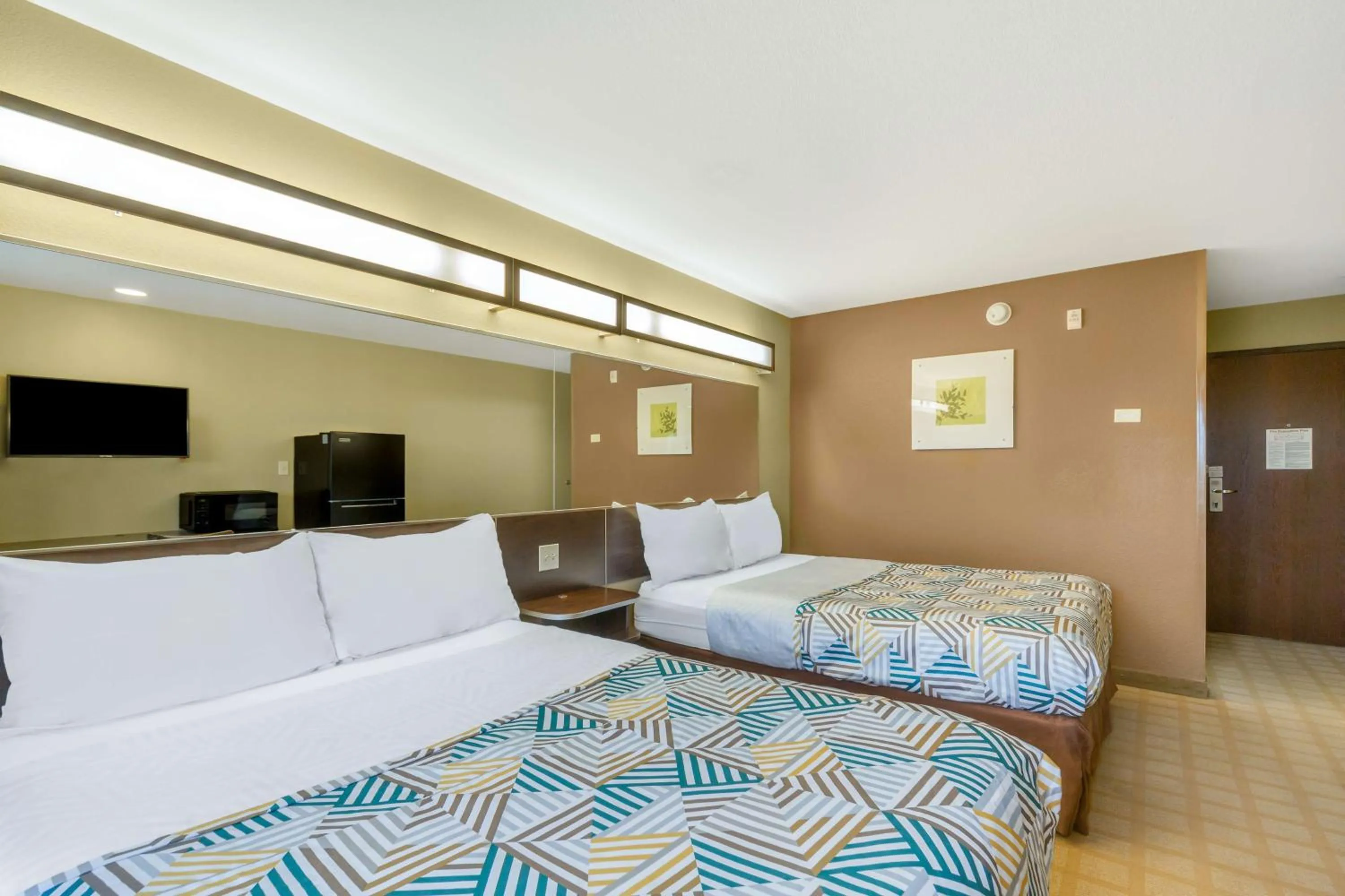 Photo of the whole room, Bed in Studio 6 Suites Breaux Bridge, LA