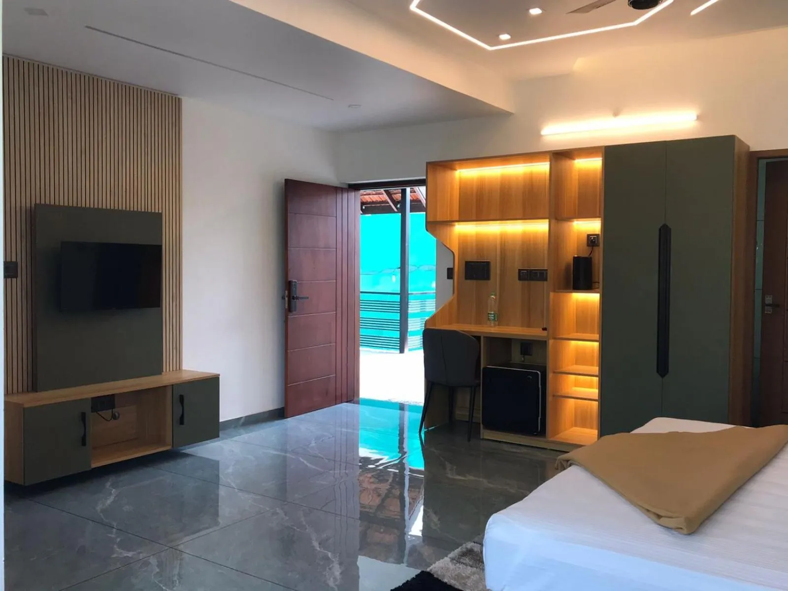 Communal lounge/ TV room, Bed in Kalloos Island Backwater Resort