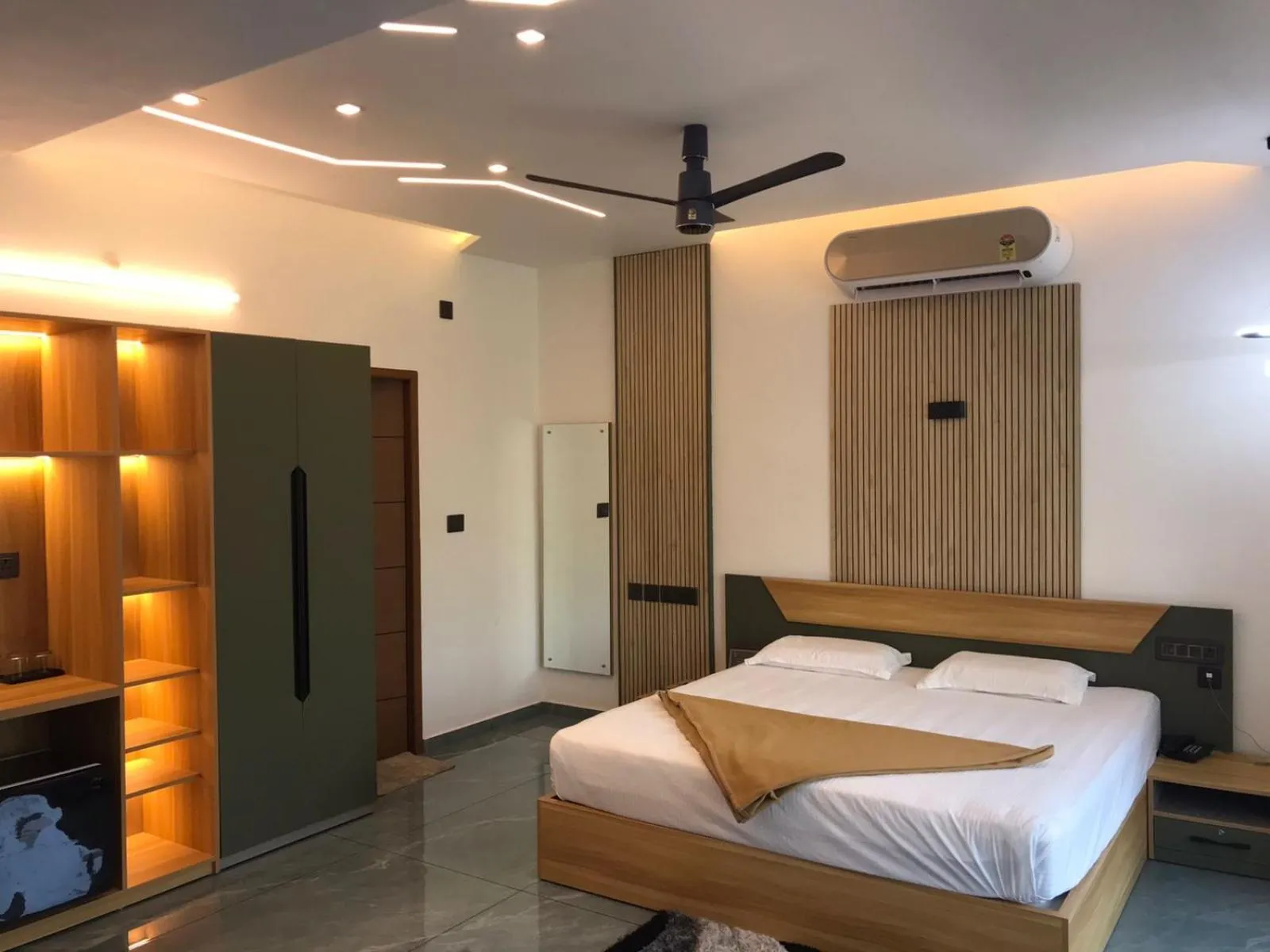 Bed in Kalloos Island Backwater Resort