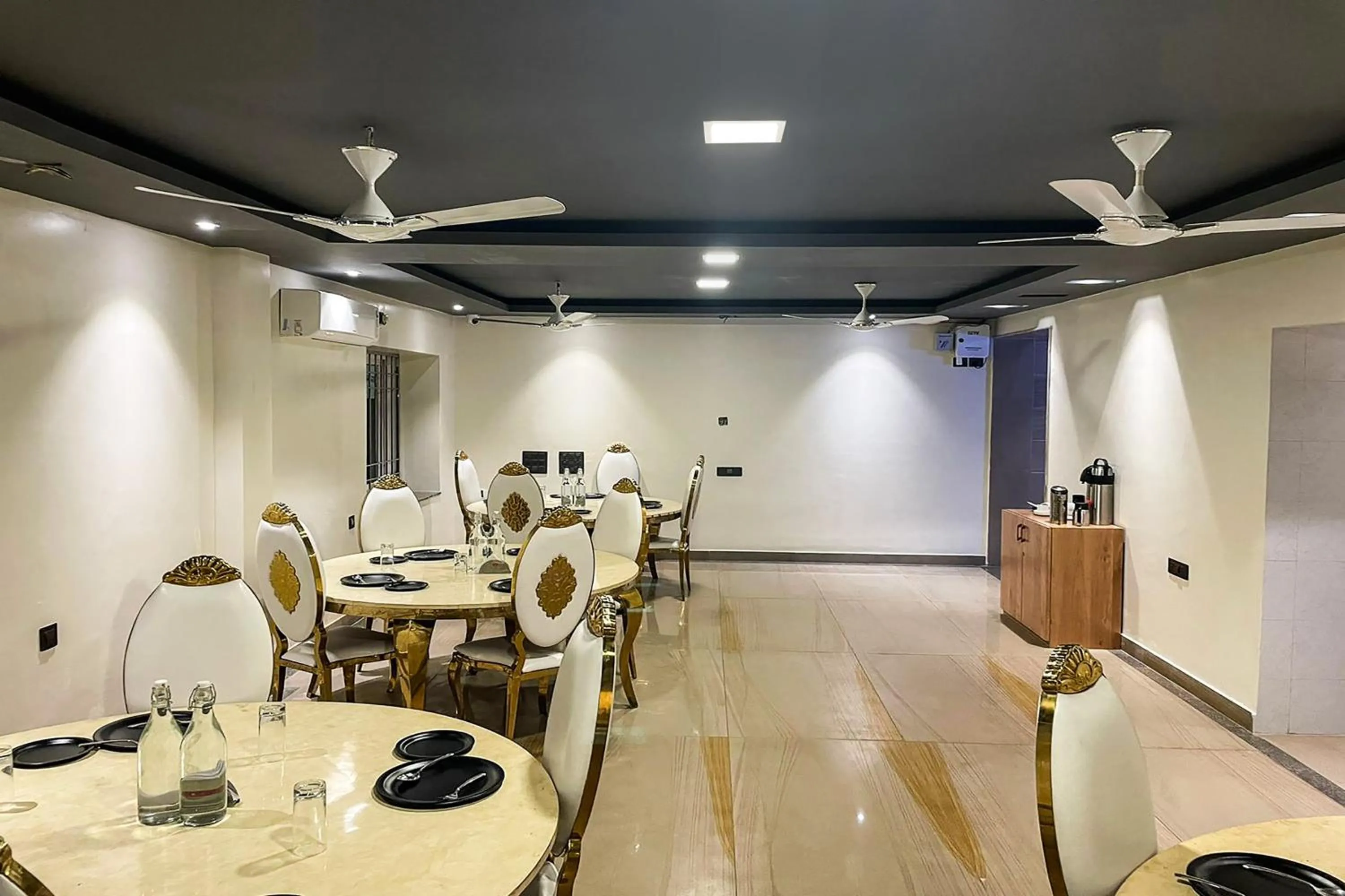 Restaurant/places to eat in Townhouse Oak Sayhallo Ecstasy